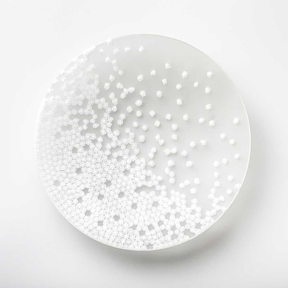 Il vento primaverile dispone le murrine sul piatto come se stessero danzando. Questo capolavoro del designer Paolo Cappello è realizzato con la tecnica del “vetro murrino millefiori”, che combina pezzi di bacchetta di vetro, ognuno con un piccolo
