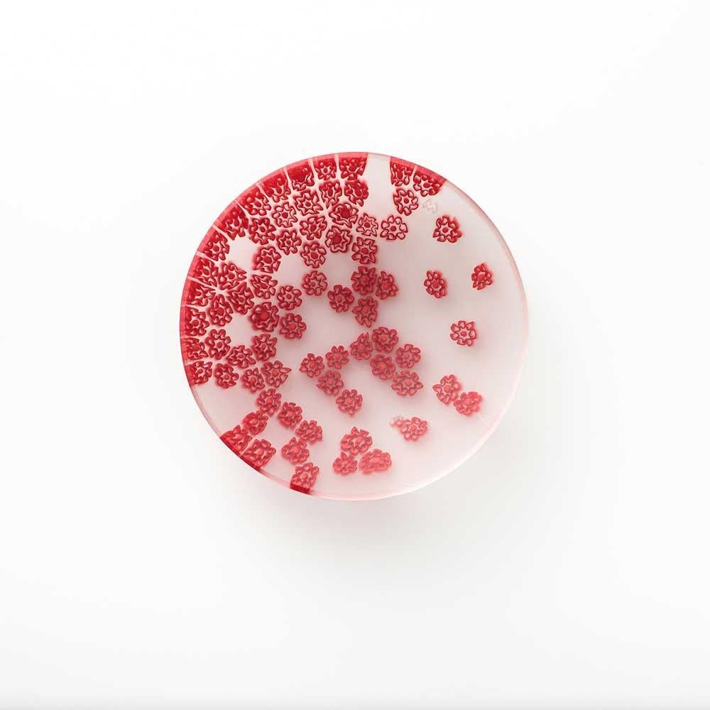 Con l’arrivo della primavera, il vento sparge le murrine su questo piatto come un lieve soffio. Questo vero oggetto di lusso, progettato dal designer Paolo Cappello, nasce dalla tecnica del “vetro murrino millefiori”, che fonde segmenti di bacchetta