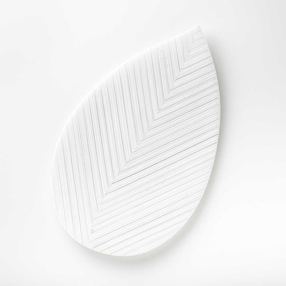 L’eleganza in questo piatto di design nella forma di una foglia non finirà di affascinarti. E’ realizzato giustapponendo di traverso frammenti di canne di vetro murrino millefiori, e poi fuso al calore del forno, con tecniche antiche dei maestri
