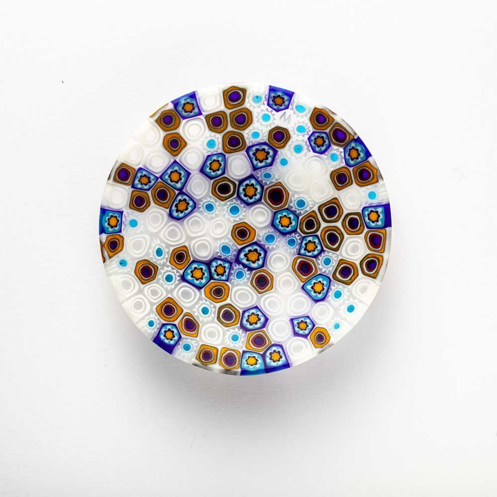 L’unione di design contemporaneo e artigianato artistico caratterizza i piatti Ercole Moretti, rendendoli un lusso raffinato e un’idea regalo speciale. Questo piatto è realizzato a mano con la tecnica chiamata “vetro murrino millefiori” fondendo