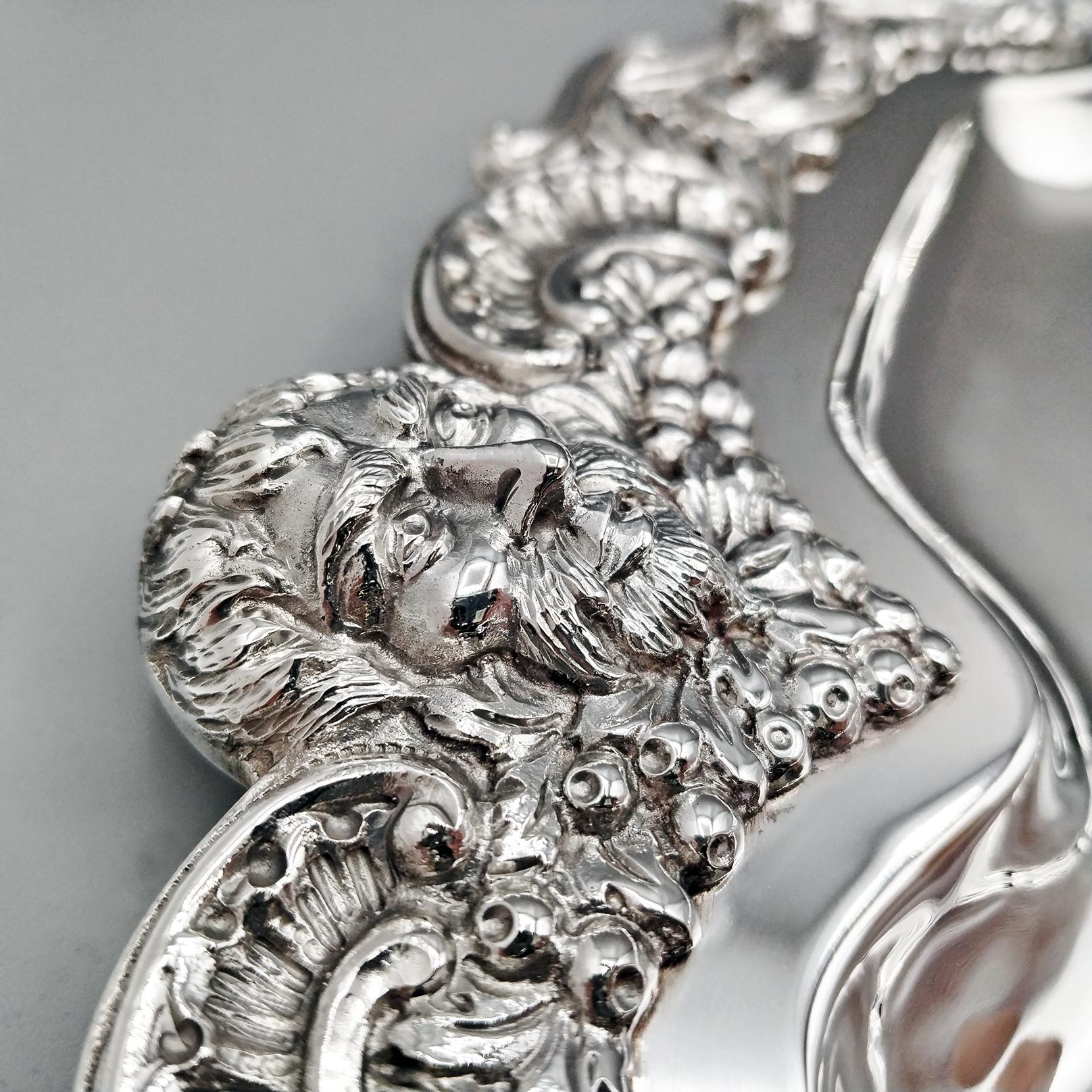 20th century Italian plate made of 800 silver in baroque style In Excellent Condition For Sale In VALENZA, IT
