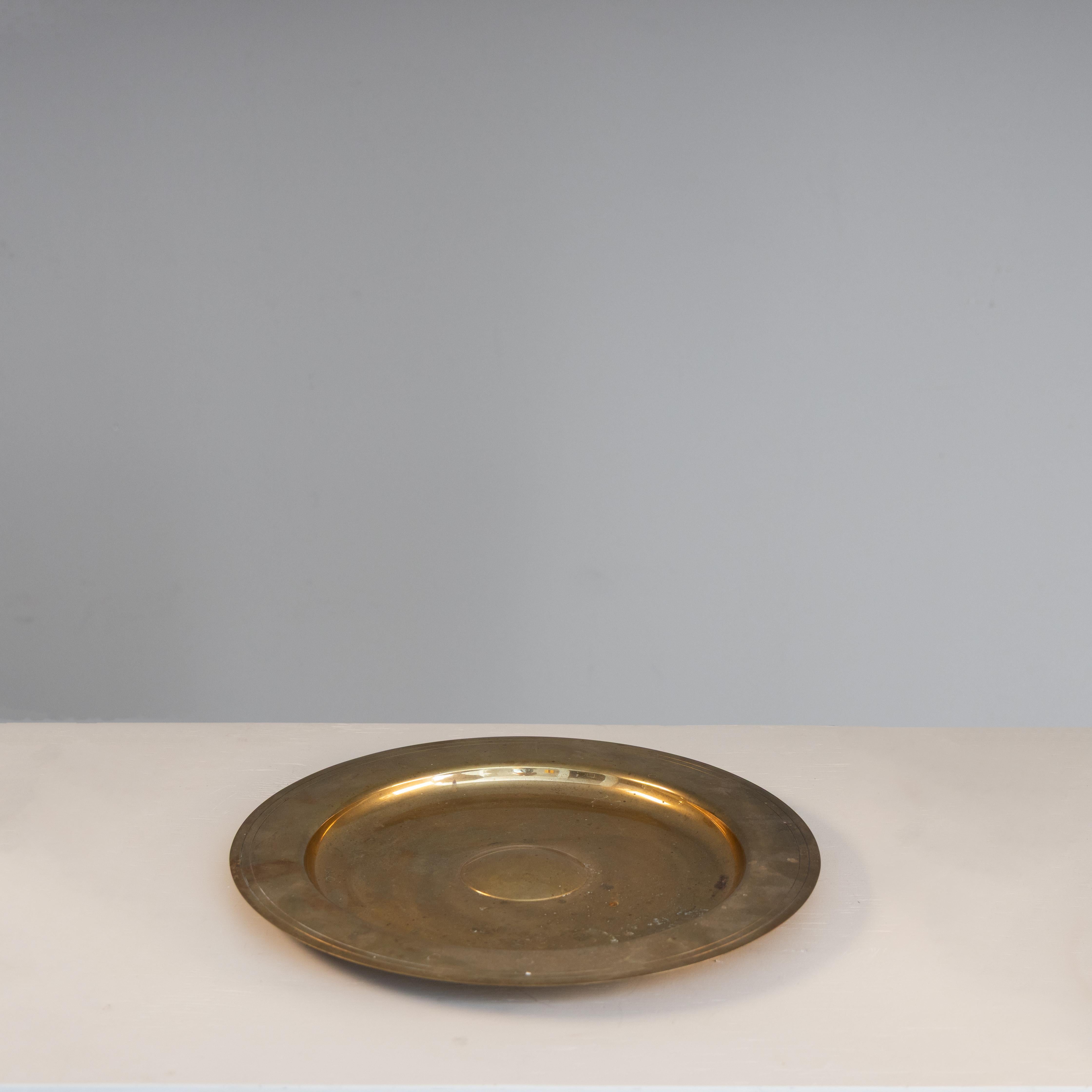 Piatto in ottone, in stile mid-century, produzione italiana 1960.

Condizioni: Discrete - segni superficiali
Materiali: ottone
