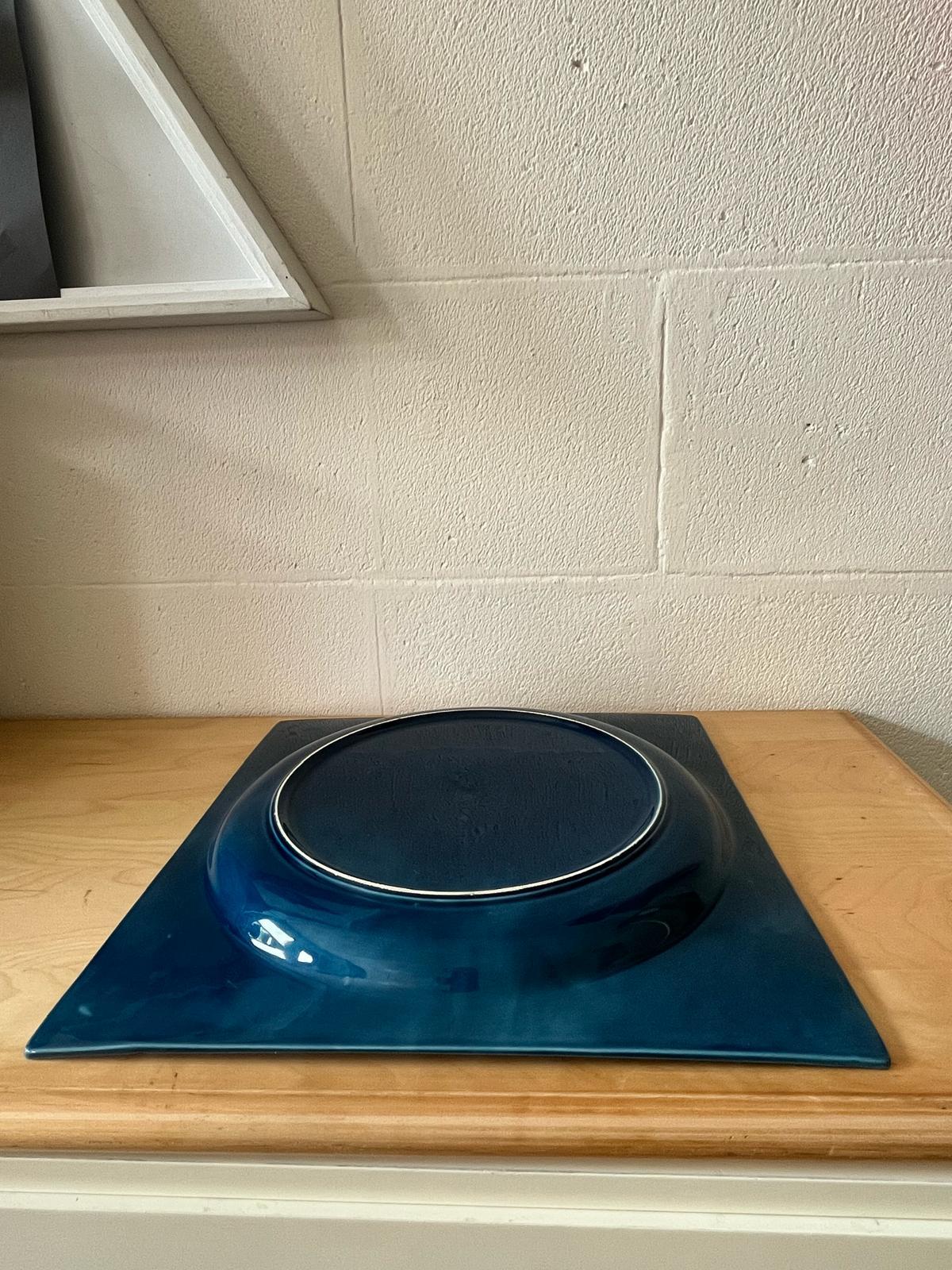 Piatto quadrato in ceramica smaltata blu, Italia, 1970s Bon état - En vente à Milano, IT
