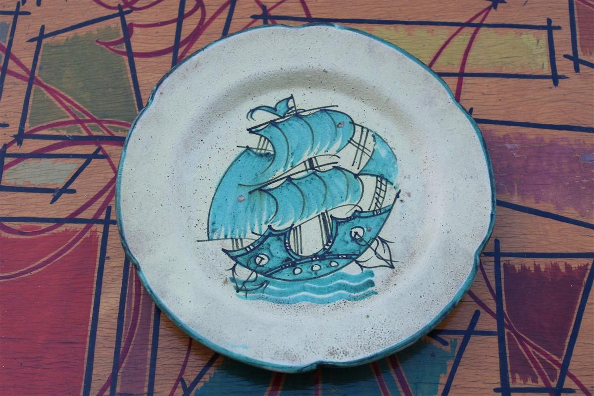 Plato redondo de Avallone Vietri con decoración central de los años 50 con velero Moderno de mediados de siglo en venta