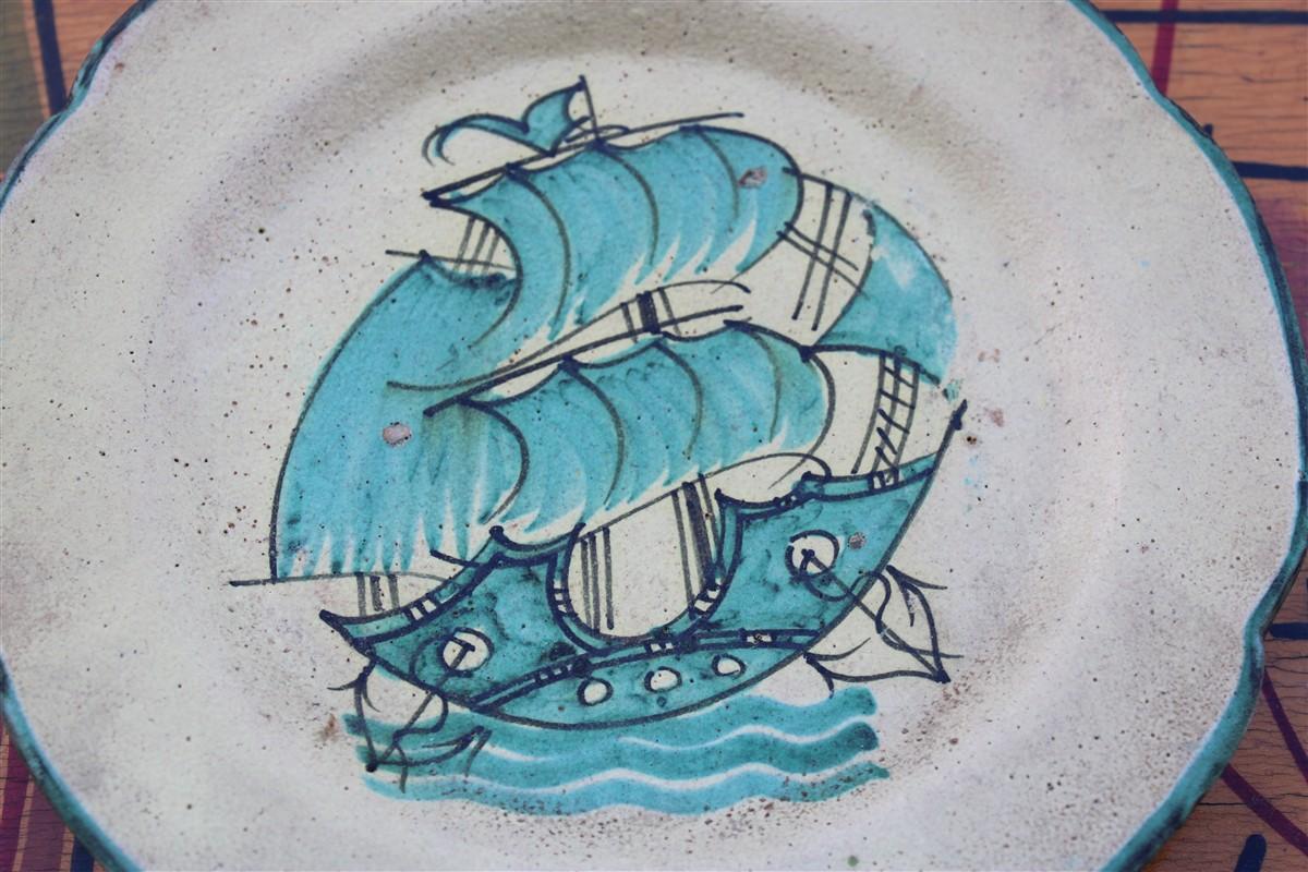 Plato redondo de Avallone Vietri con decoración central de los años 50 con velero Italian en venta