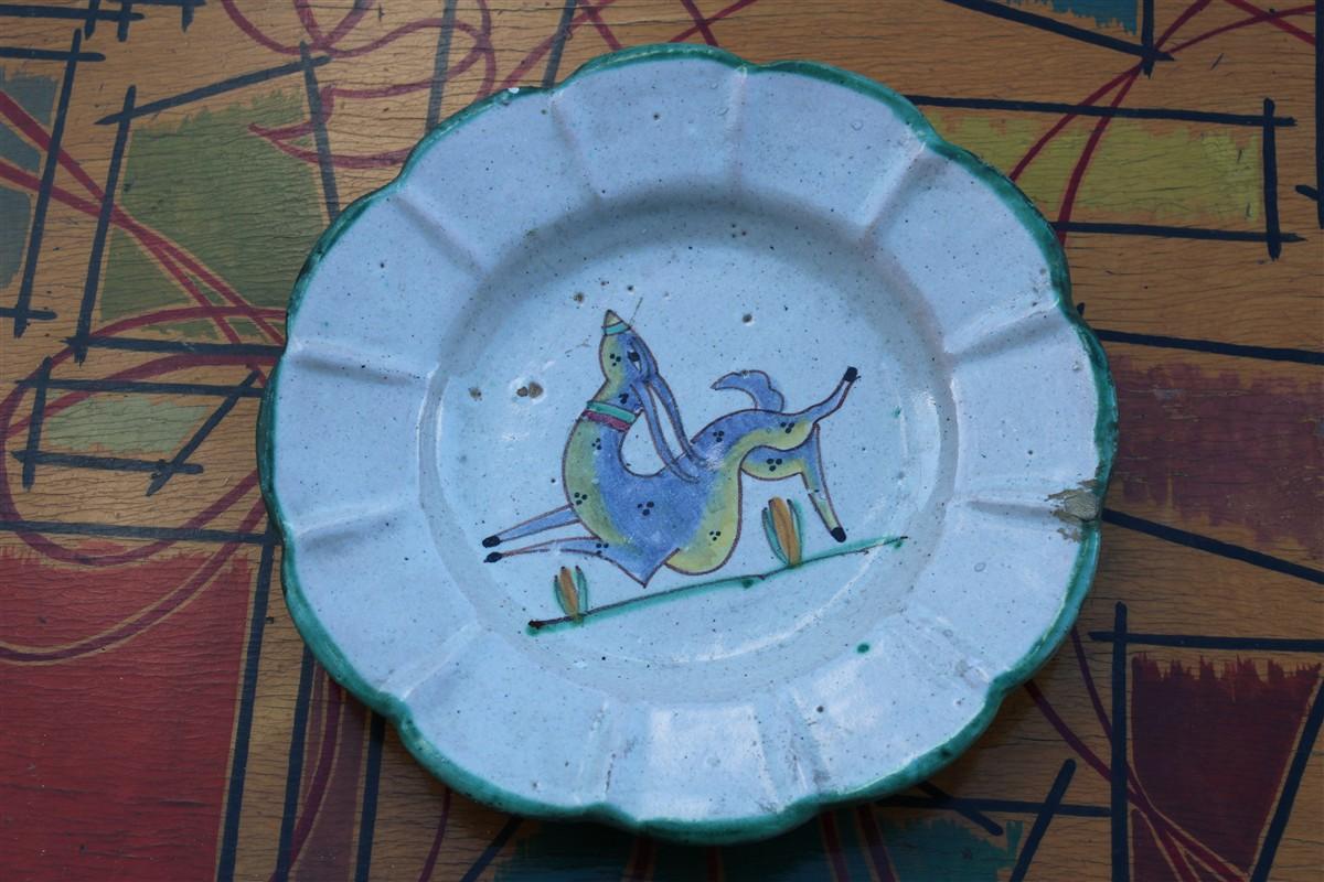 Plato de cerámica de Vietri que representa un Carnero rampante.