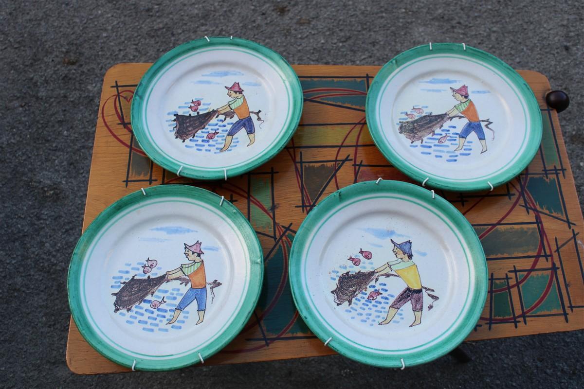 Round Plate Vietri C.A.S.  1950 with fisherman figures Made in Italy For Sale 2