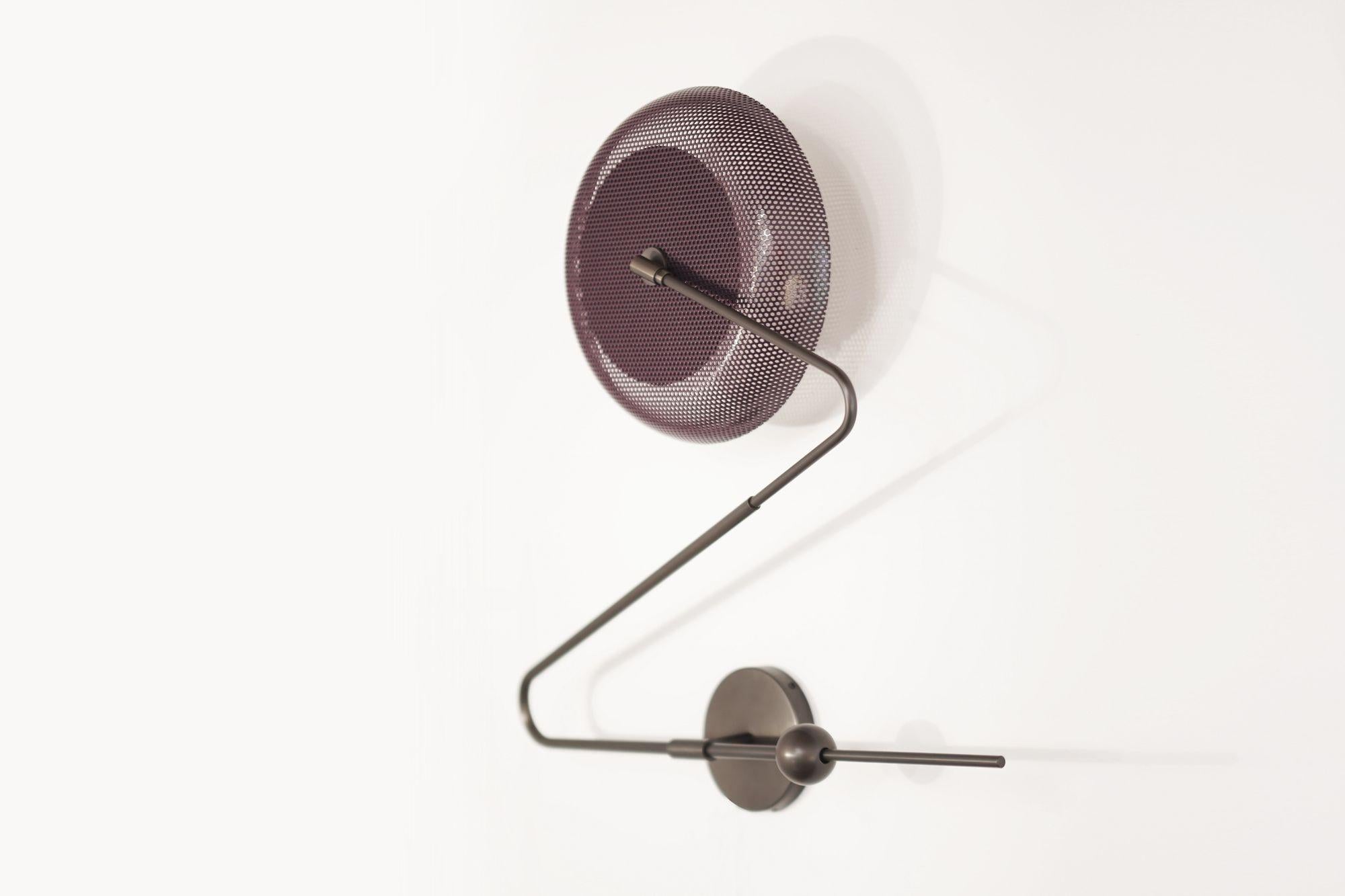 Ti presentiamo la lampada da parete Piatto, una luce scultorea e selvaggia che crea un effetto immediato ovunque vada. Realizzato in rete metallica e ottone massiccio e radicato nel modernismo francese, il Blueprint Lighting fa un cenno riverente