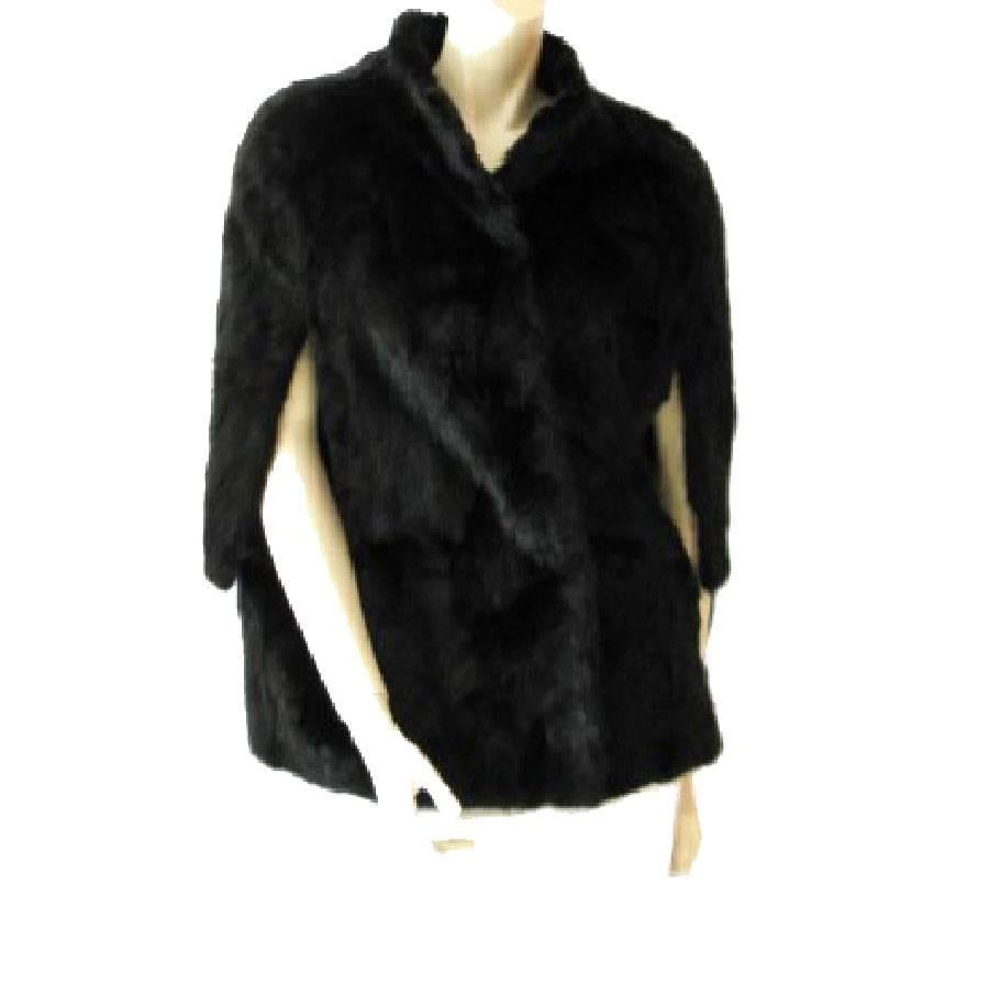 Piazza Sempione black mink cape. Unique size. It is lined in gray wool. 

In very good condition. Made in Italy.

Dimensions flat: W 55 x H 76 x bottom width 82 xm

Will be delivered in a cover.