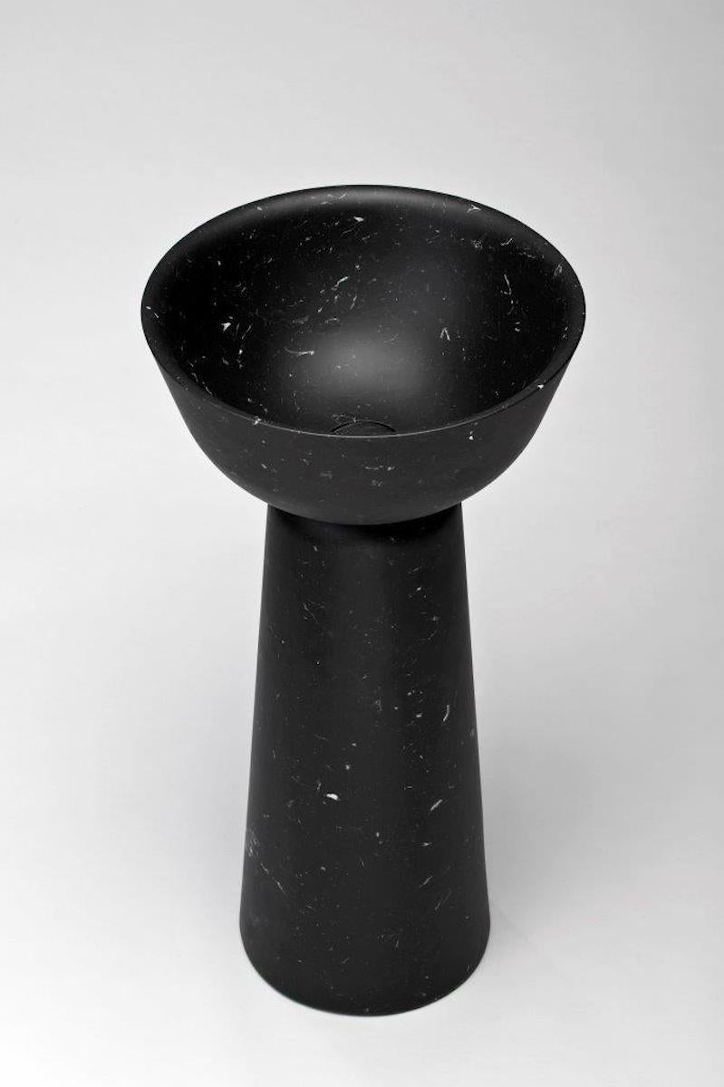 Self standing basin deigned by Atelier Pibamarmi. Gentile is part of The Black Brothers, a new capsule collection of four freestanding wash basins in Nero Marquinia marble. These “brothers” are Ruvido, Elegante, Gentile, and Amabile (Rough, Elegant,