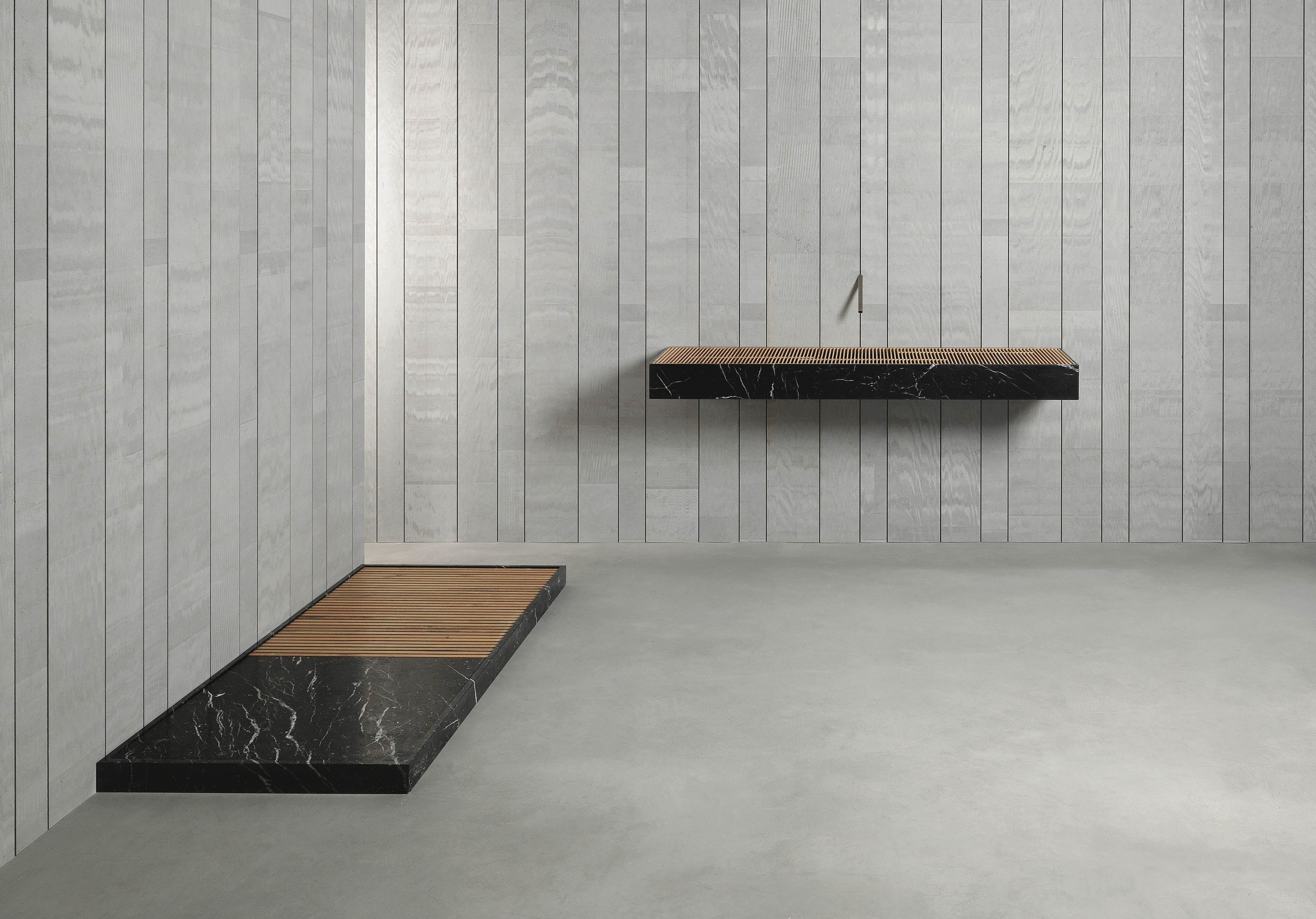Faisant partie de la collection Piano di Posa conçue par Vittorio Longheu, Cambiaro est un receveur de douche sculpté en marbre Nero marquinea avec un pied de lit en bois de chêne naturel. Les dimensions et les matériaux sont personnalisables.
