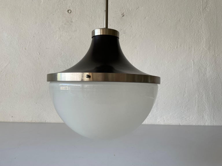 Picaro Model suspension light by Sergio Mazza for Artemide, 1960s, Italy

Lampshade is in very good vintage condition.
Original canopy.
Painted aluminum, raw aluminum and clear sandblasted glass.

This lamp works with E27 light bulb. Max