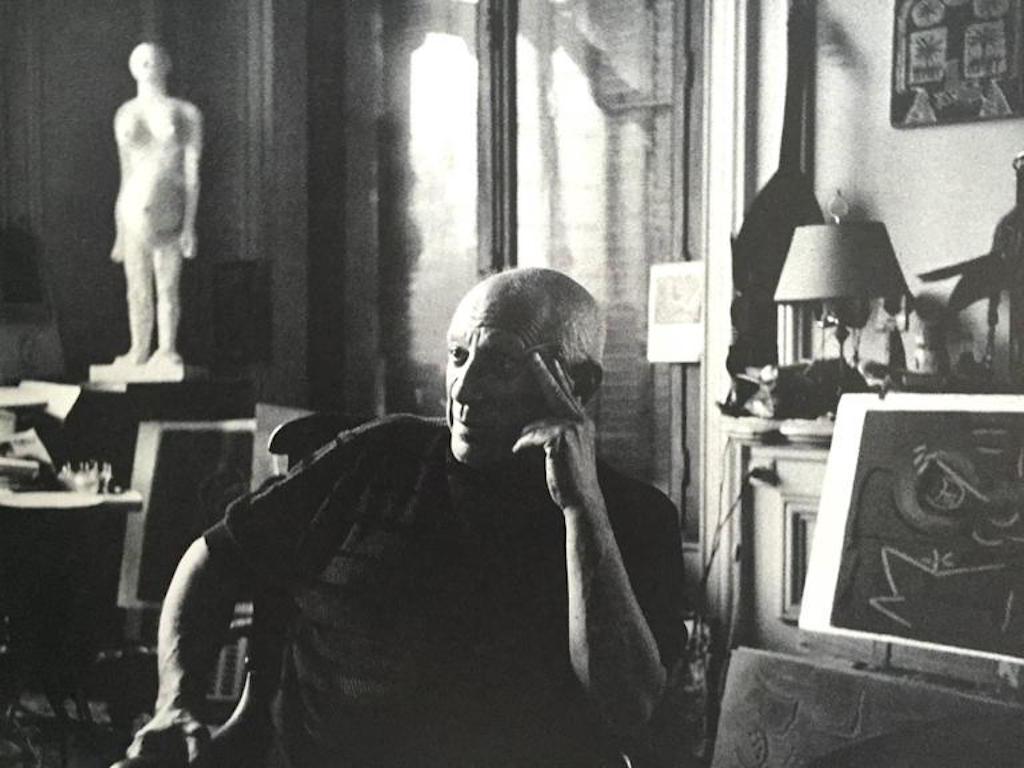 Picasso à L'oeuvre – Photographs by Edward Quinn 1965
Published by Manesse-Verlag, 1965.

An intimate photographic biography by Edward Quinn with text written by Roland Penrose.
Wonderful photographs capturing Picasso working and relaxing, from his