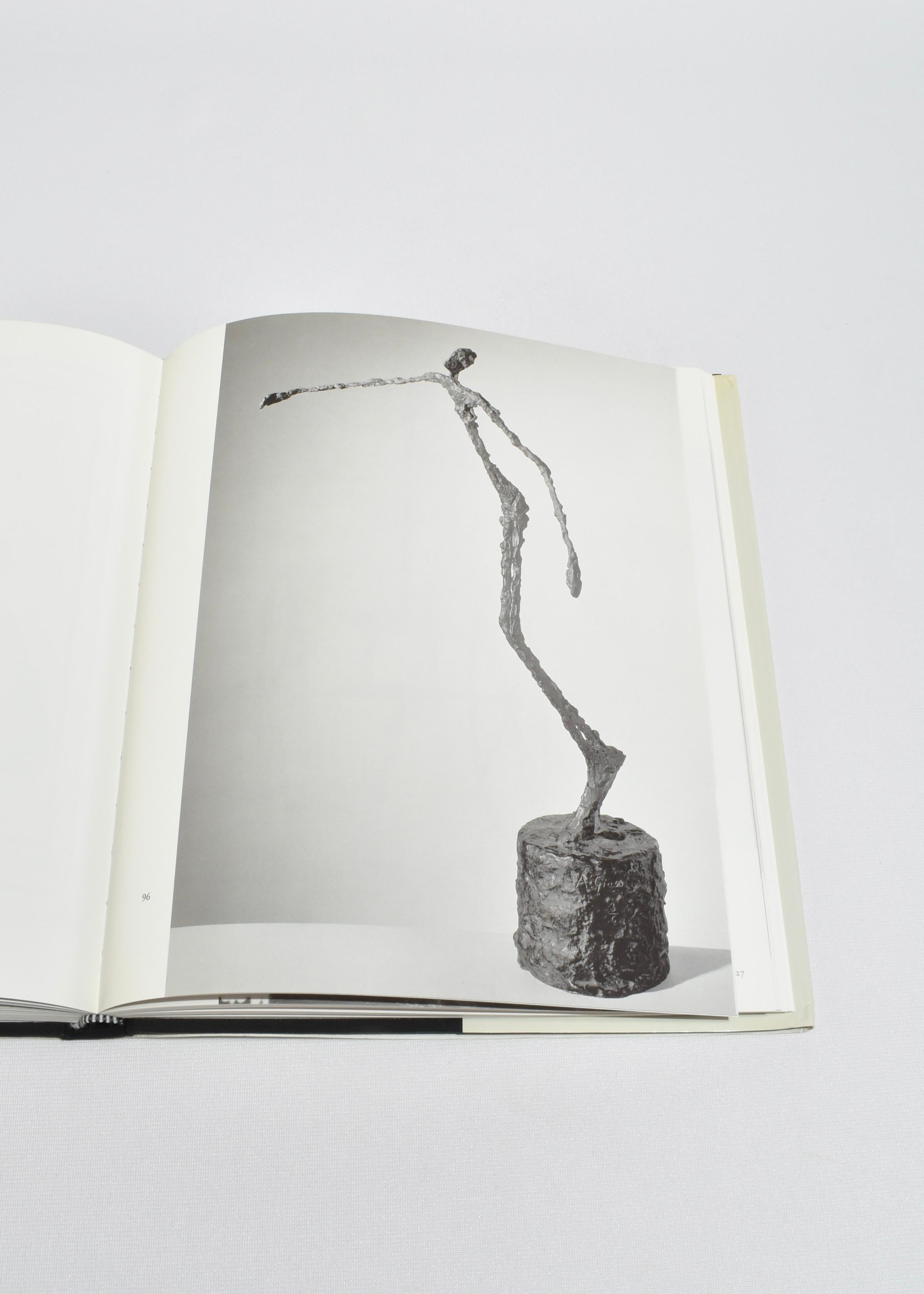 Libro cartonato d'epoca che illustra l'audace sperimentazione dell'artista con i materiali industriali durante la metà del XX secolo. Saggi di Pablo Picasso e di altri importanti storici dell'arte, pubblicato dal Guggenheim Museum nel 1993. Prima