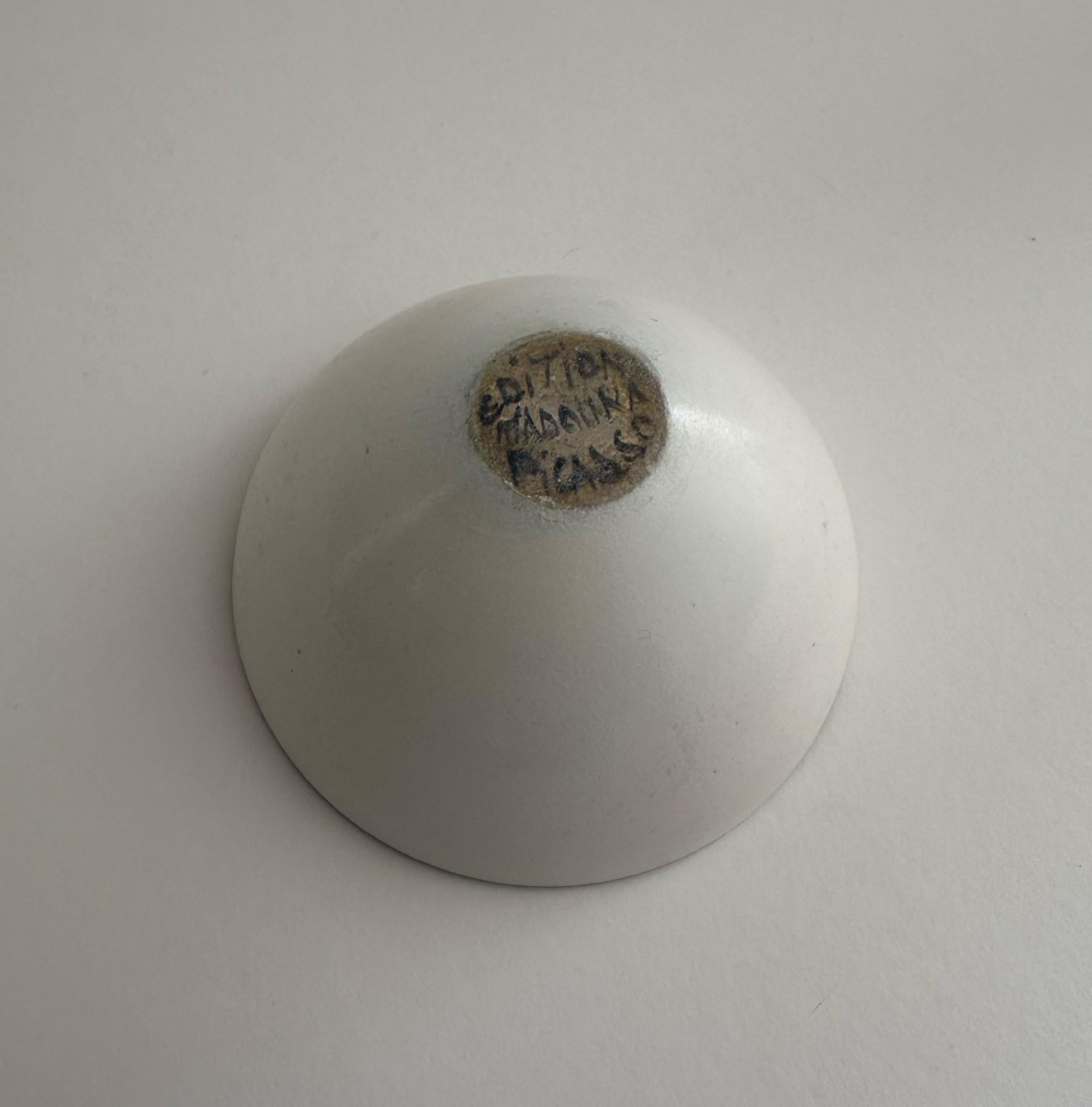 Pablo Picasso (1881-1973), Picador, Bol en faïence blanche, décor à l'engobe et à la paraffine et émail blanc,
Inscription 