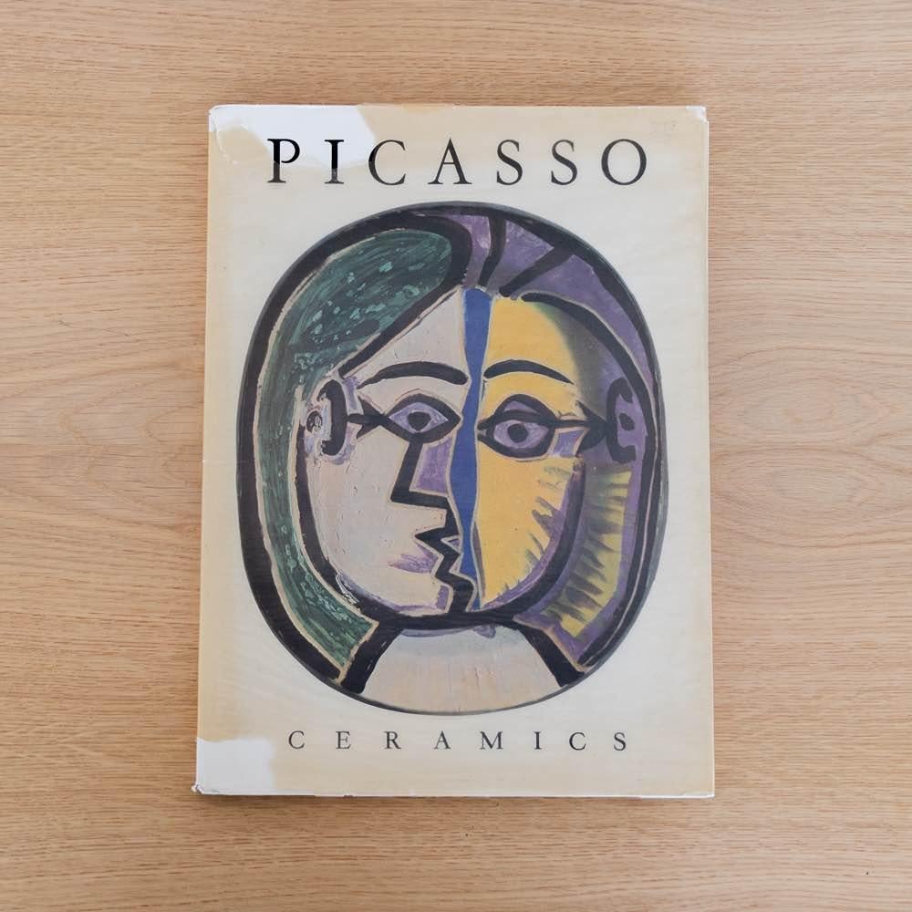 Un portefeuille rare et spécial de céramiques de Picasso publié par Albert Skira, Inc. en 1955. Préface de Suzanne et George Ramié. Cet incroyable portfolio contient 18 planches en couleur des céramiques de Picasso, y compris la planche de