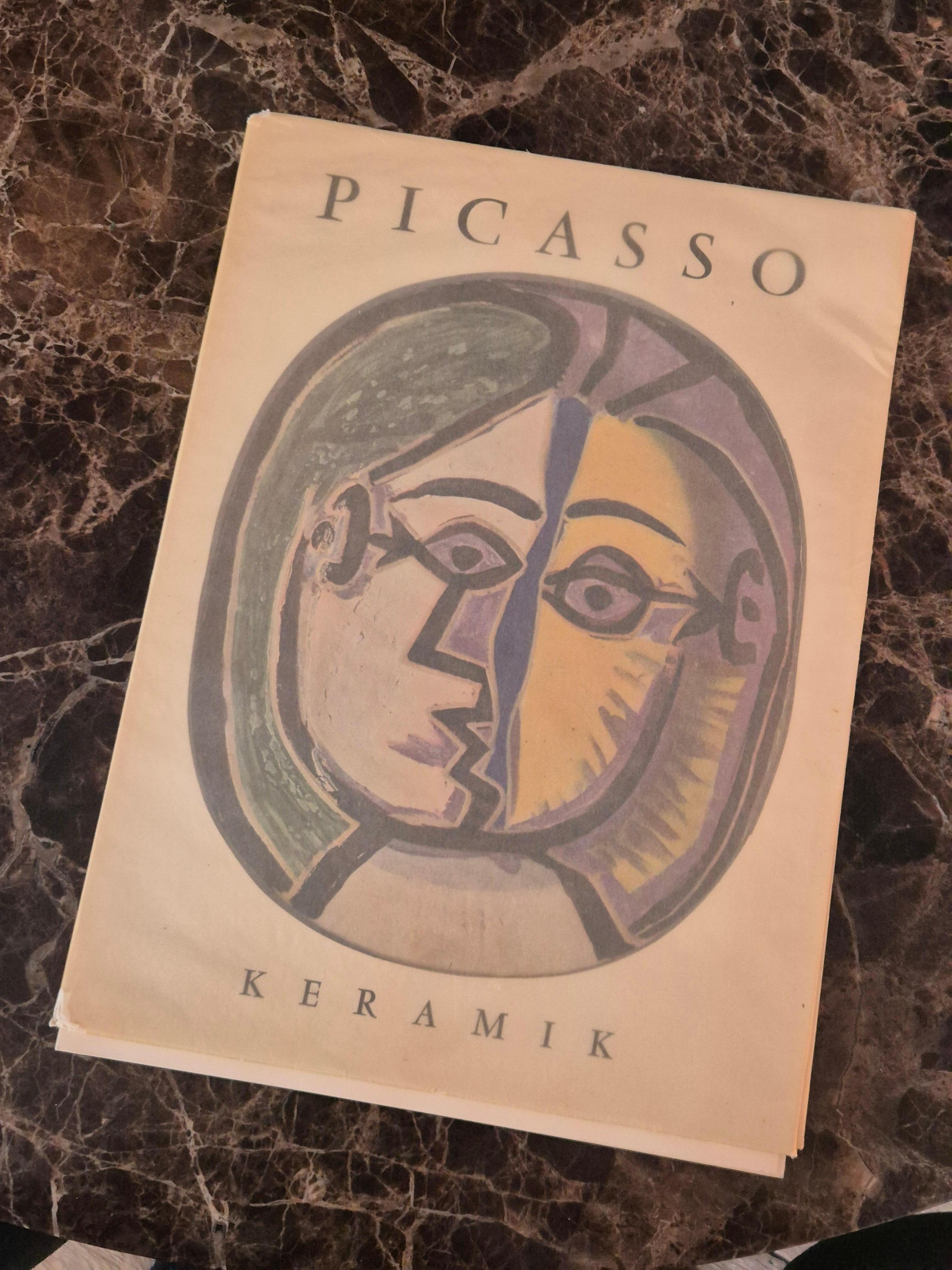 Portofolio con diecisiete grabados (excluida la portada) de planchas de cerámica de Picasso Edición de 1959 con anverso de Suzanne y Georges Ramié, impreso por l'Imprimerie Roto-Sadag, Ginebra, y publicado por Albert Skira, Ginebra. Las impresiones