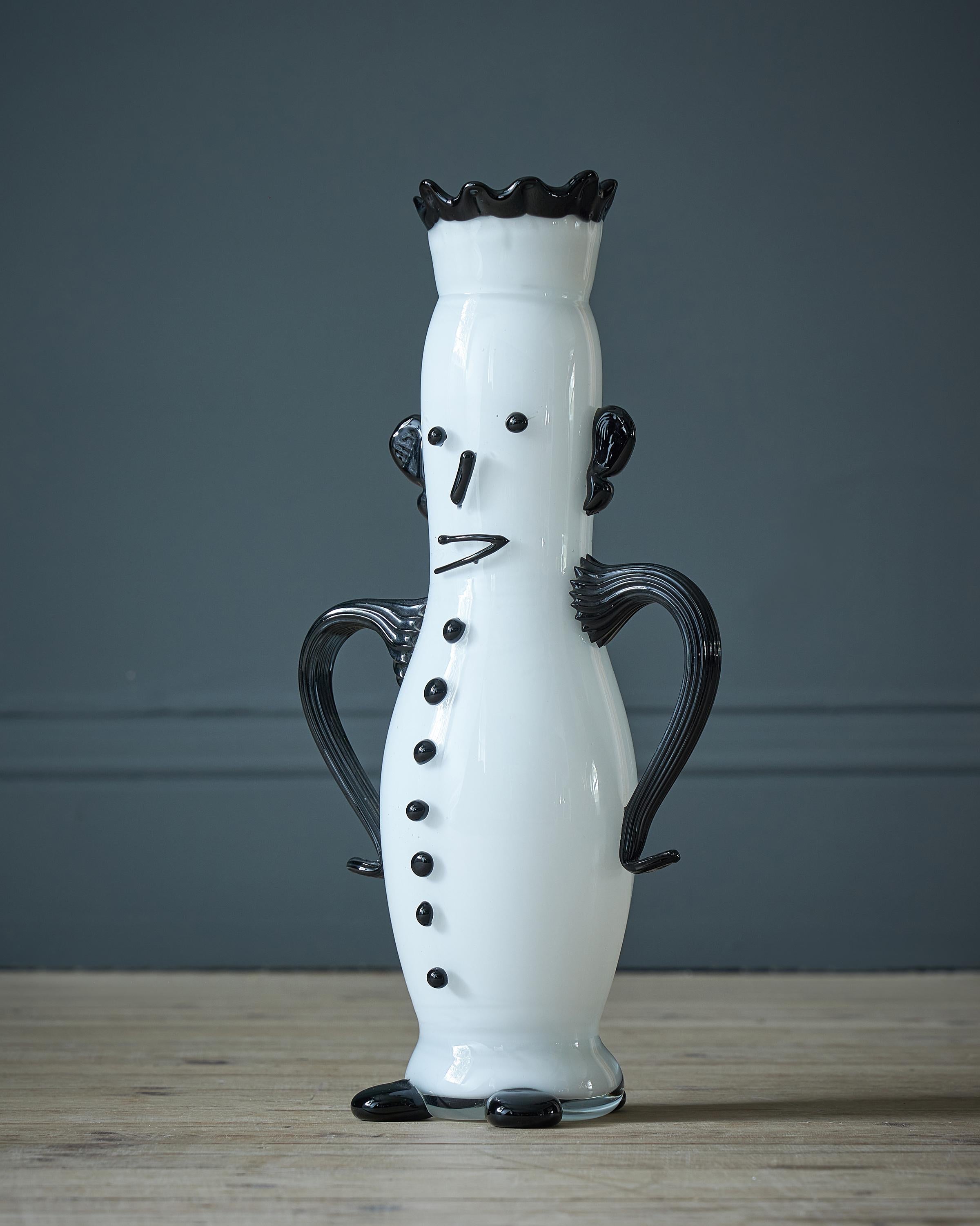 Le Porteur d'eau, un vase figuratif en verre conçu par Pablo Picasso, fabriqué par Aldo Bon, 1955, verre blanc avec détails noirs appliqués, gravé Aldo Bon Murano italien sur un pied et Picasso sur l'autre pied.