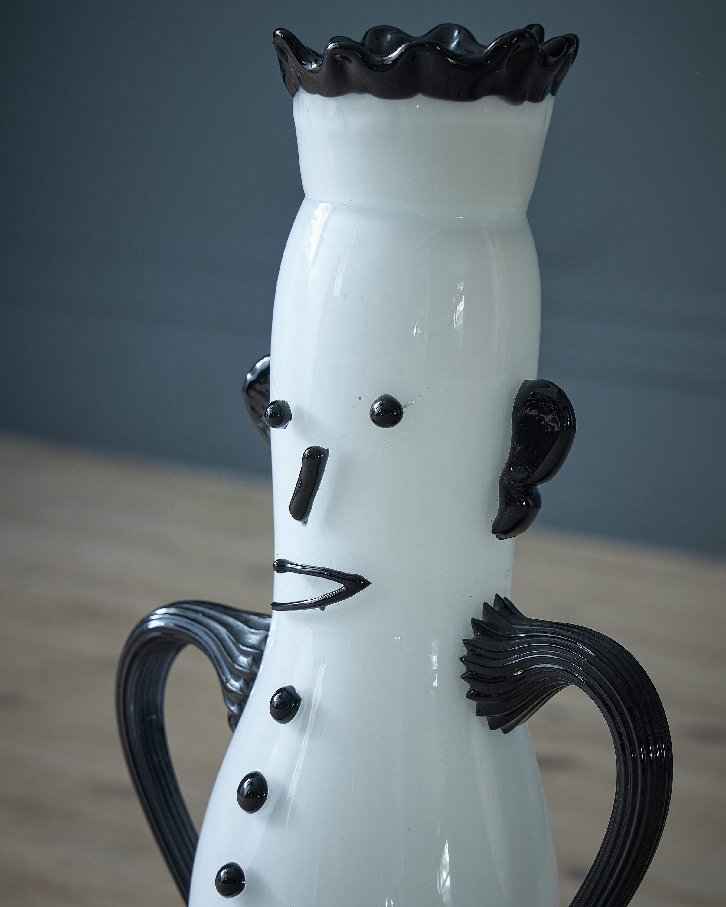 Verre brun Le porteur d'eau, un vase figuratif en verre conçu par Pablo Picasso, par Aldo Bon en vente