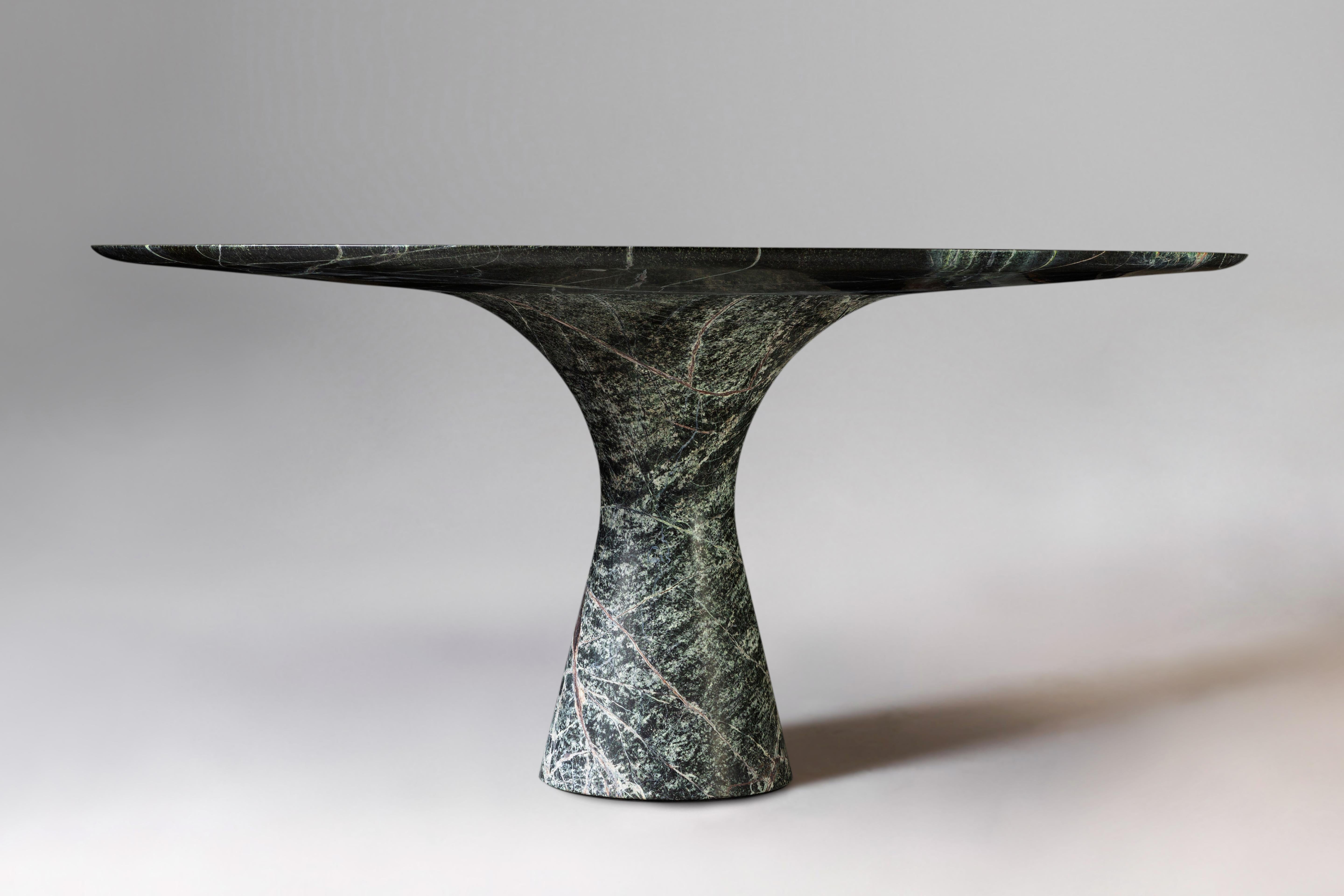 Picasso Grün Verfeinert Zeitgenössischer Marmor Ovaler Tisch 210/75
Abmessungen: 210 x 135 x 75 cm
MATERIALIEN: Grüner Picasso-Marmor.

Angelo ist die Essenz eines runden Tisches aus Naturstein, eine skulpturale Form aus robustem Material mit