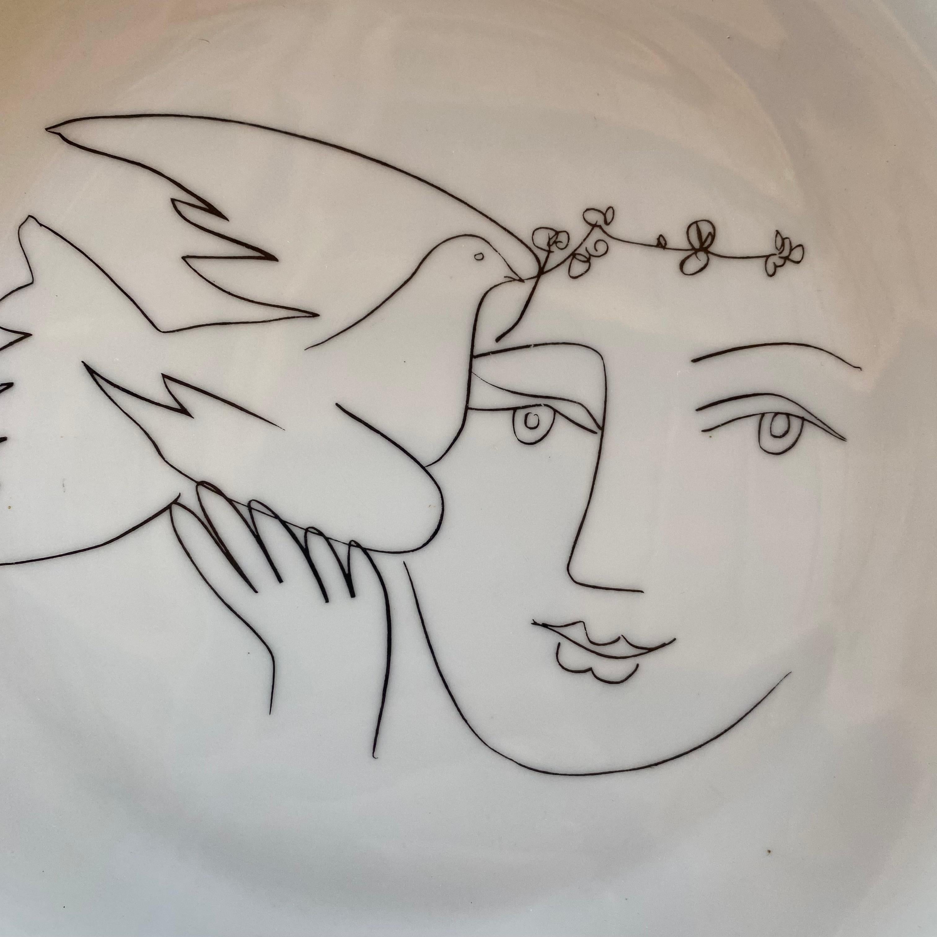 Picasso
Decorative plate 
Limoges porcelain 
Signed 
Diameter 24 cm
1950/1960
190 euros 