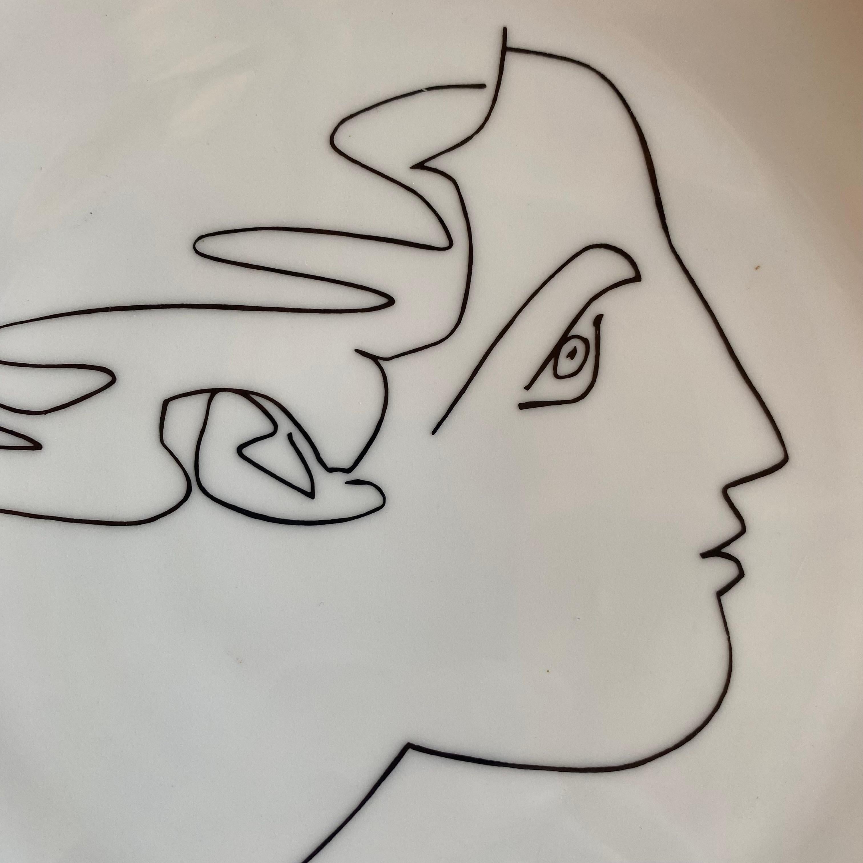 Picasso
Decorative plate 
Limoges porcelain 
Signed 
Diameter 24 cm
1950/1960
190 euros 