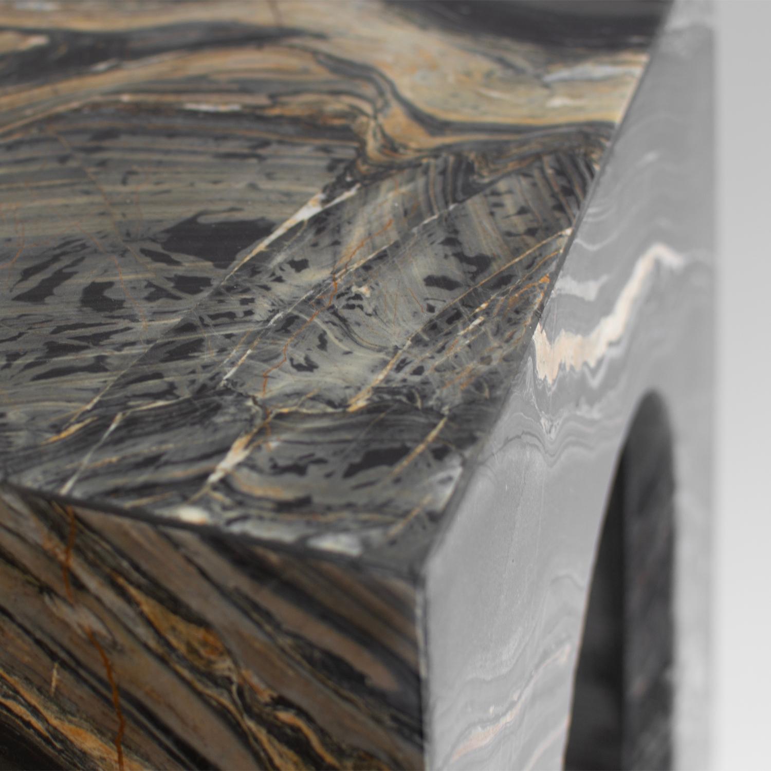 Néerlandais Picasso Marble Arch Side Table en vente