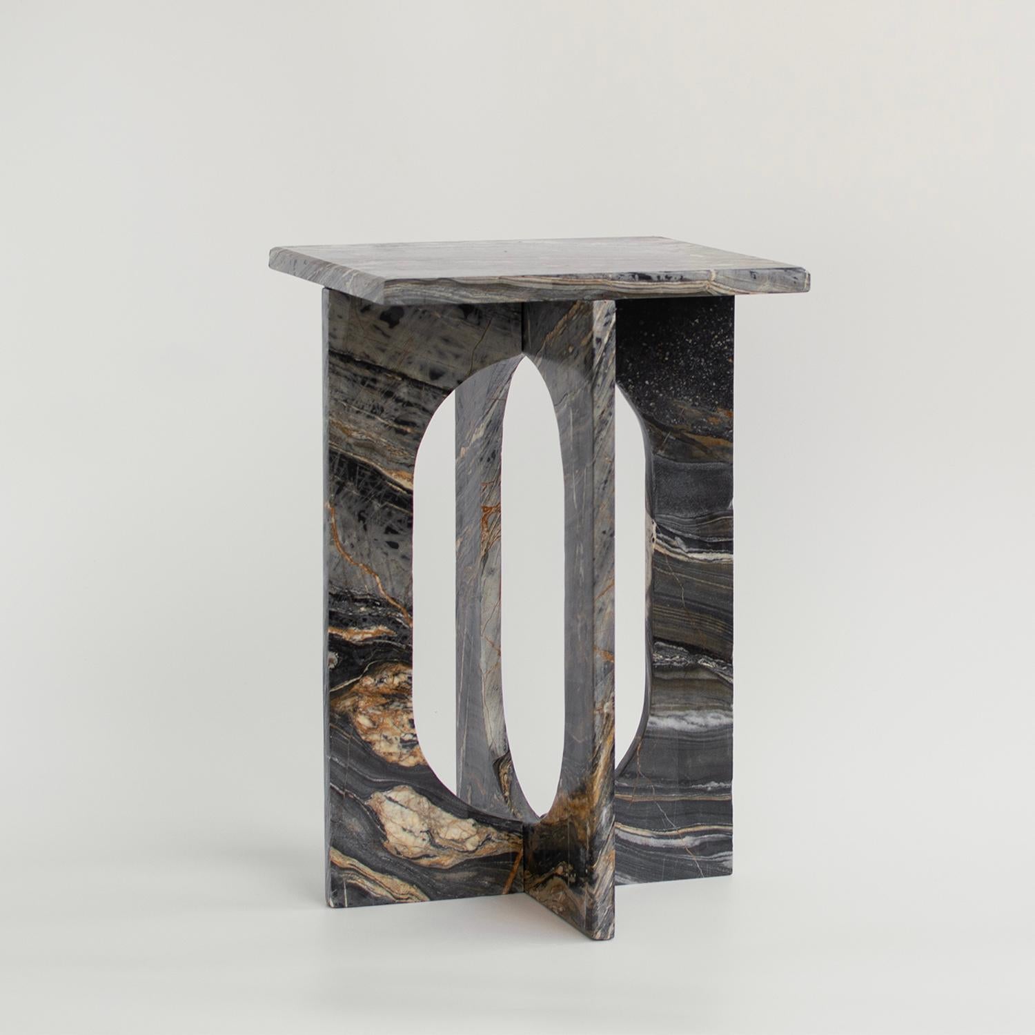 Table d'appoint BOND en marbre Picasso -  La table d'appoint Bond évoque la simplicité avec son design moderne et épuré. Fabriquée en marbre adouci, cette pièce constitue un ajout élégant à tout espace grâce à ses lignes sophistiquées et épurées et