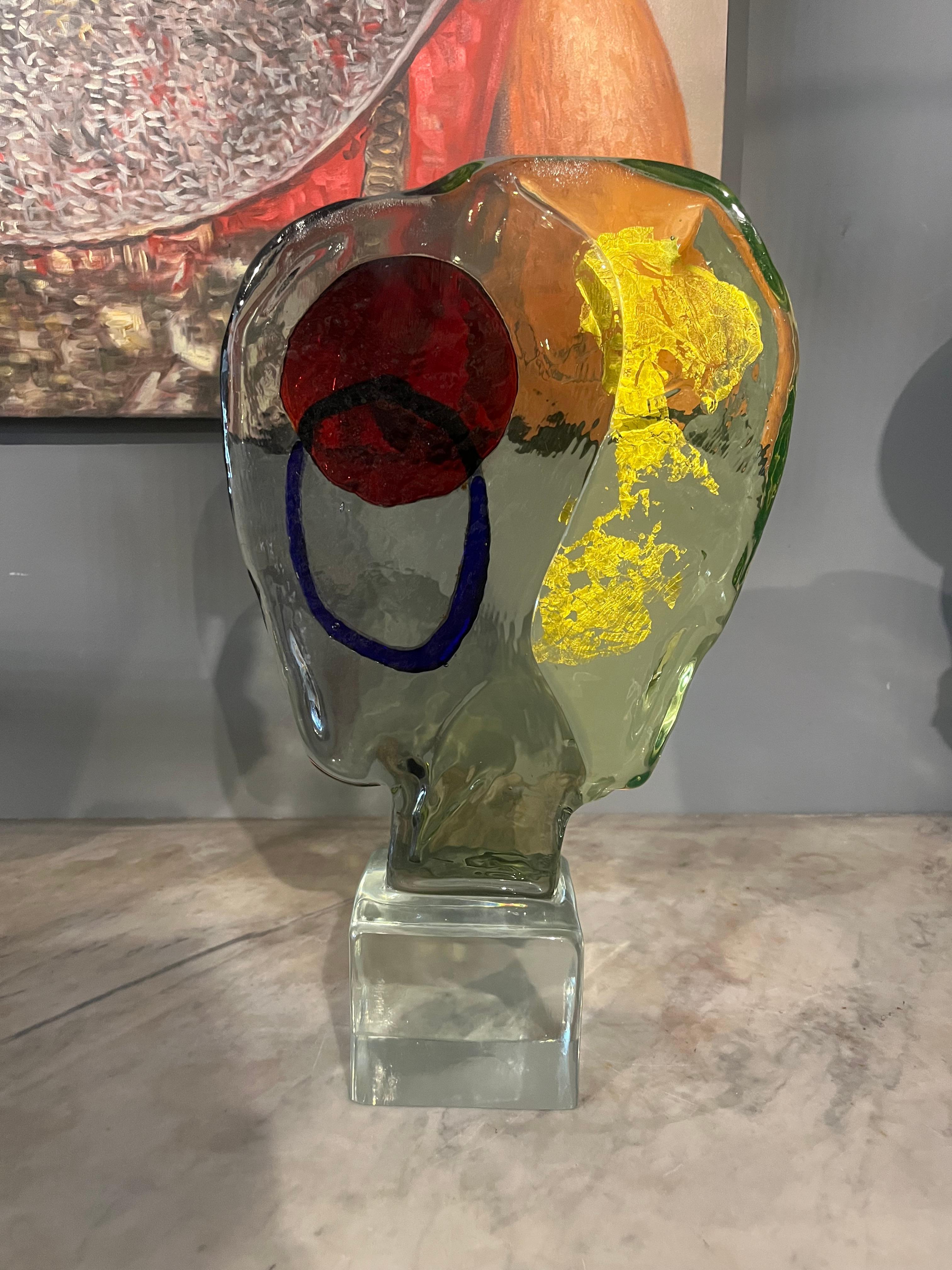 Picasso medallion attributable to Badioli in Murano glass from the 90s. Imagine walking in an art gallery and, among a thousand silent voices of the works, only one manages to really capture your gaze: it is a glass sculpture, alive and pulsating