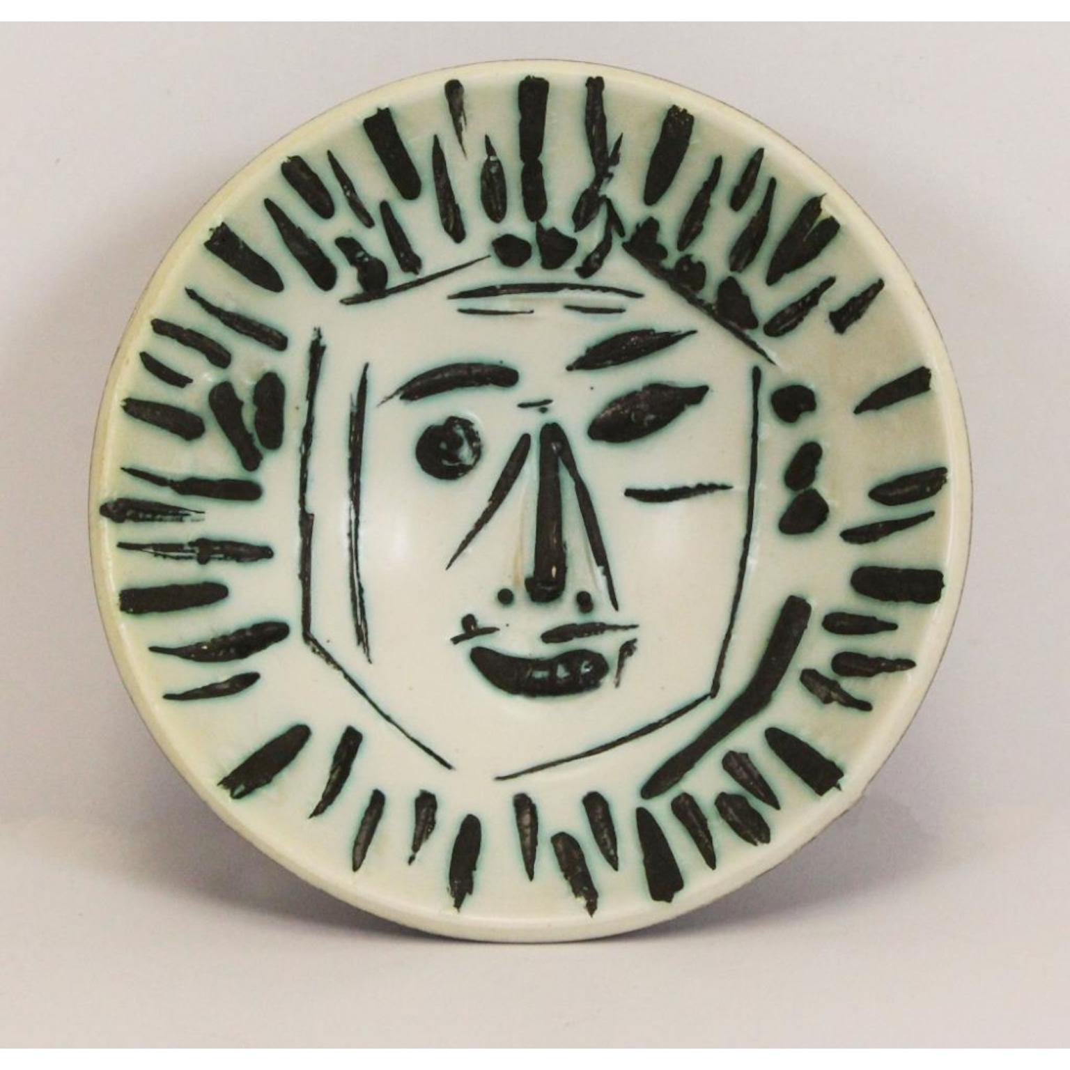 Picasso bowl numbered 25/100 excellent condition 
Visage de face, 1960
Catalogue raisonne: Alain Ramie 454