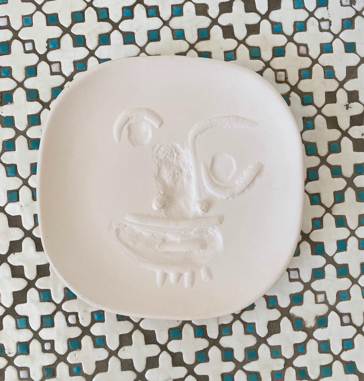 Picasso Original Keramikteller-Ausgabe Madoura „Visage aux yeux ronds“, 1960 (Moderne der Mitte des Jahrhunderts) im Angebot