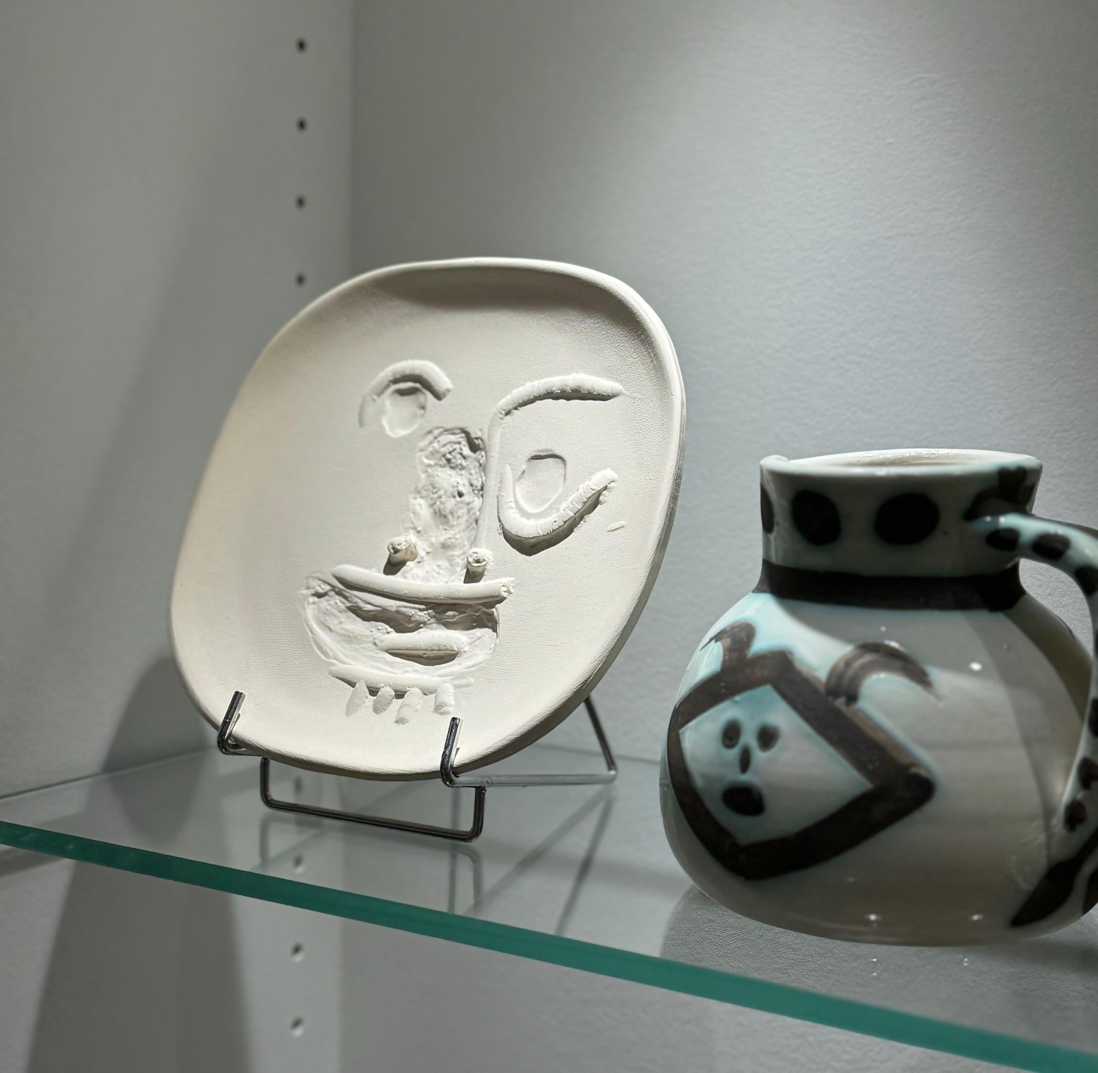 Céramique Assiette en céramique originale de Picasso, Édition Madoura « Visage aux yeux ronds », 1960 en vente