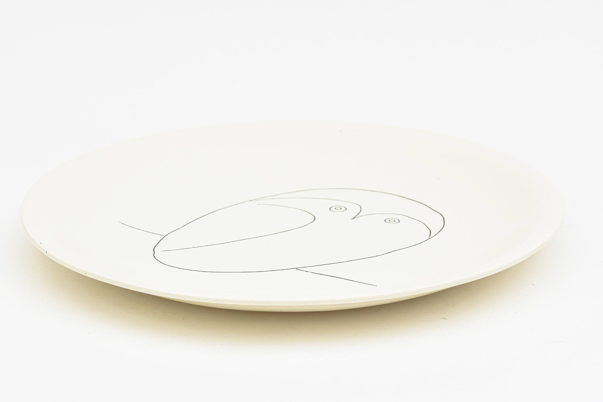 Français Assiette en porcelaine signée par Picasso représentant un hibou - Modernité de milieu de siècle