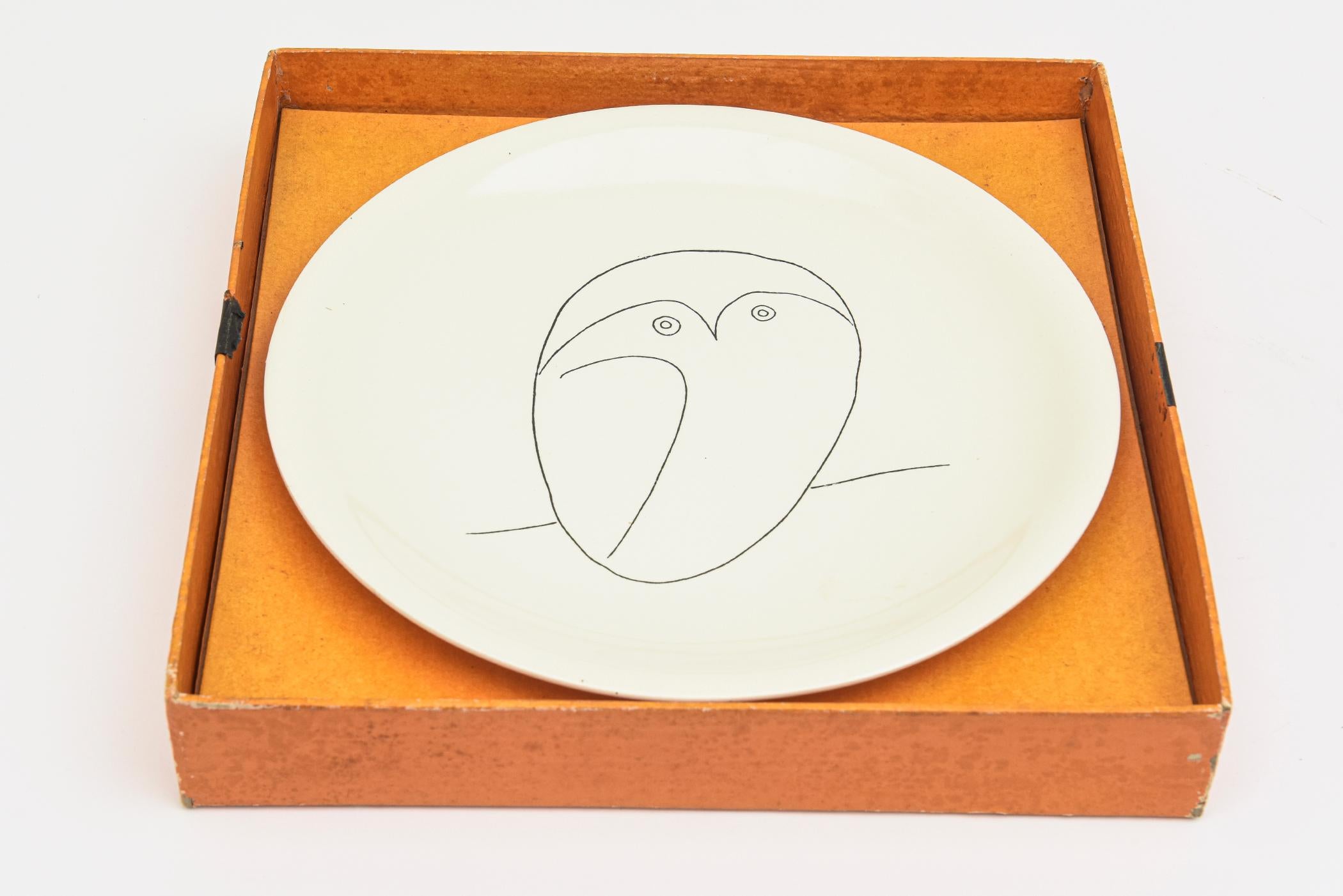 Picasso Signed Hallmarked MId Century Modern Porcelain Plate of Owl In Good Condition In North Miami, FL