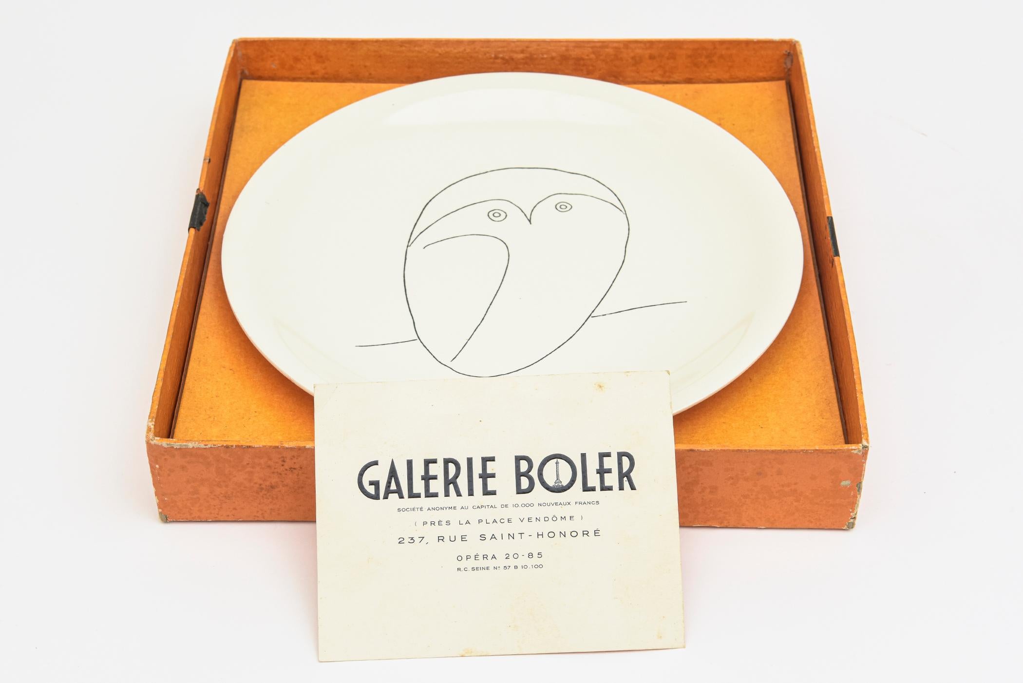 Milieu du XXe siècle Assiette en porcelaine signée par Picasso représentant un hibou - Modernité de milieu de siècle