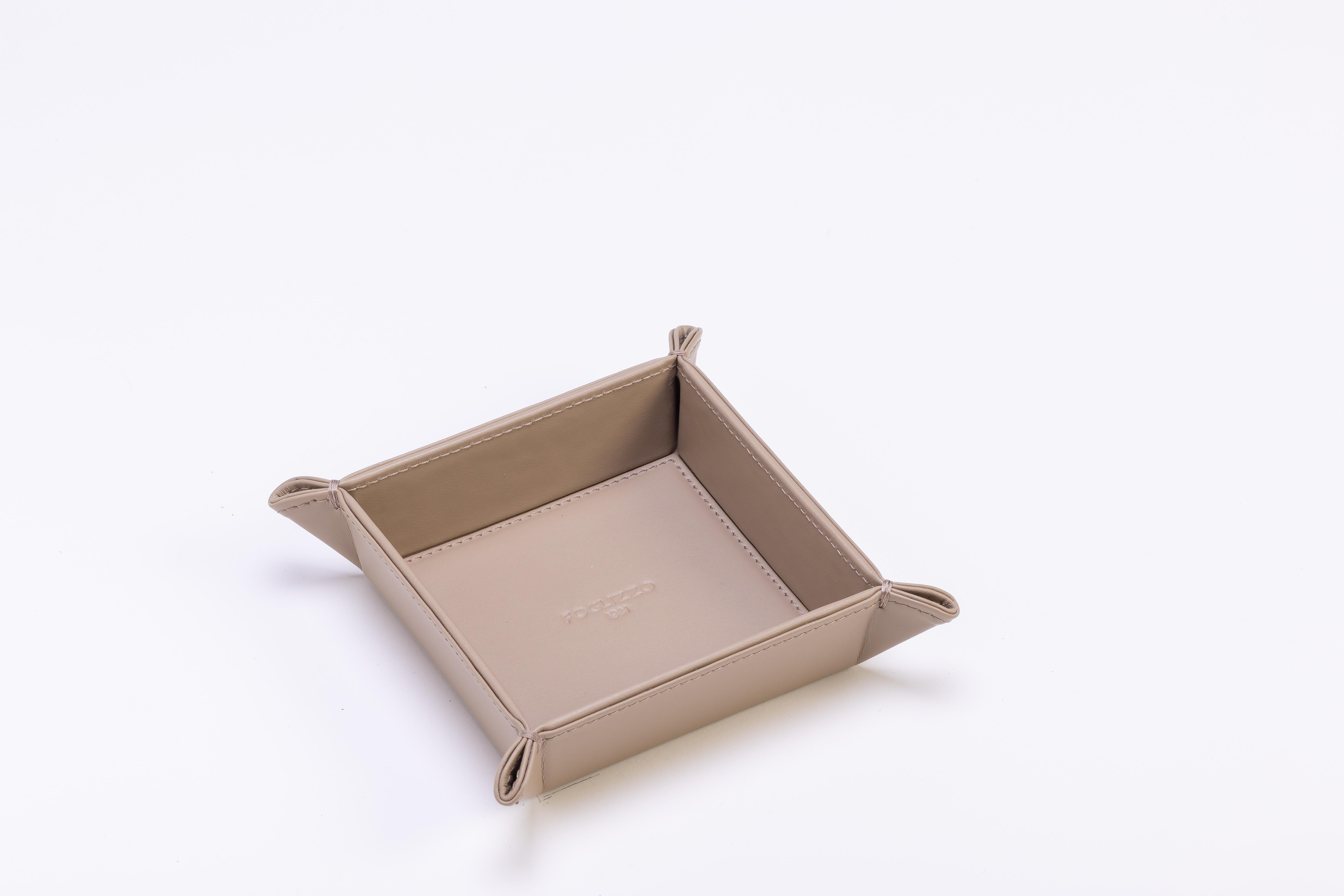 Les vide-poches Picasso, dont les coutures sont cousues à la main et qui sont recouverts de cuir Foglizzo, sont un exemple du savoir-faire italien. Parfaites sur une console d'entrée ou sur une commode dans la chambre à coucher, elles accueillent