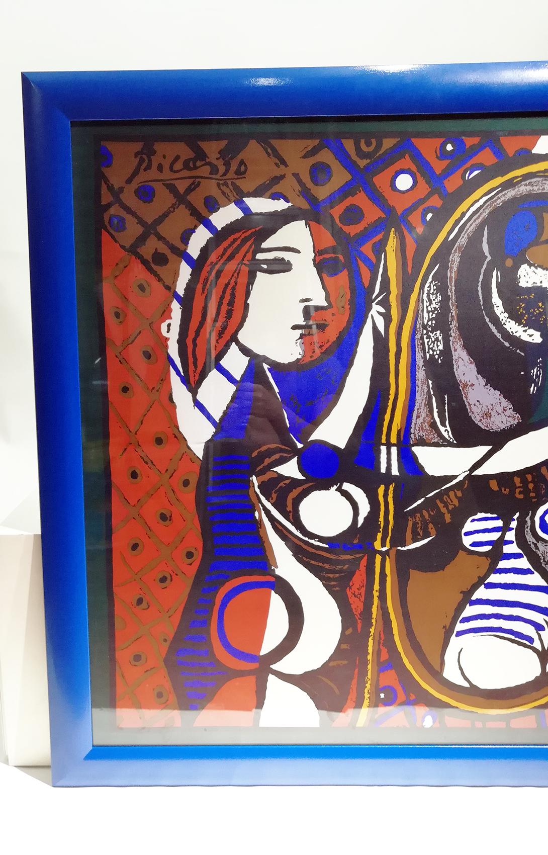 Grand foulard vintage coloré, représentant une femme avec son nouveau né aux couleurs rouge, bleu, jaune et blanc, sur un fond abstrait. 
Portant la signature de l'artiste PICASSO dans le coin supérieur gauche. 
Pablo Picasso (1881-1973) était un