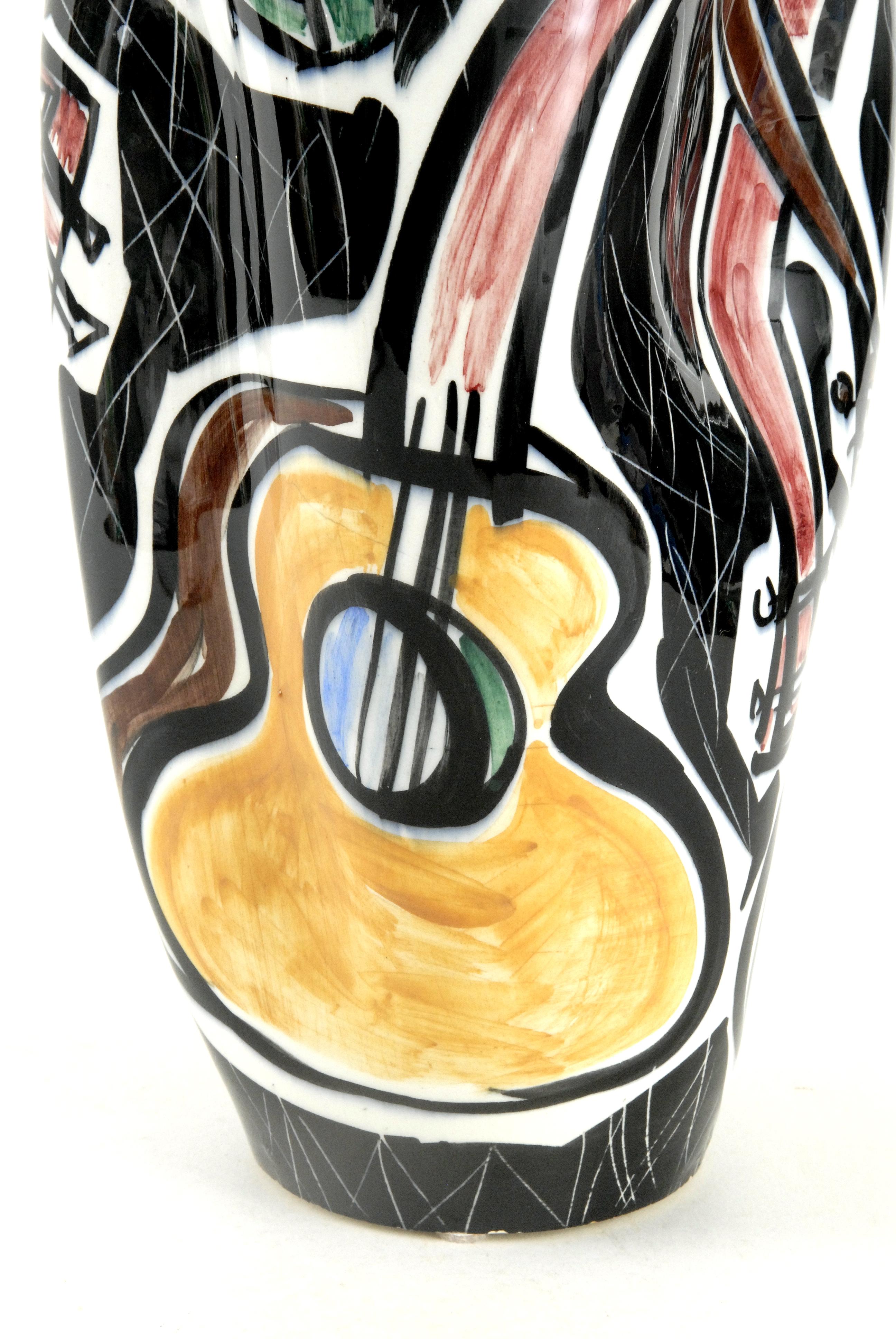 Milieu du XXe siècle Vase Picasso Guitares Ceramico Titano San Marino, Italie, vers 1960 en vente
