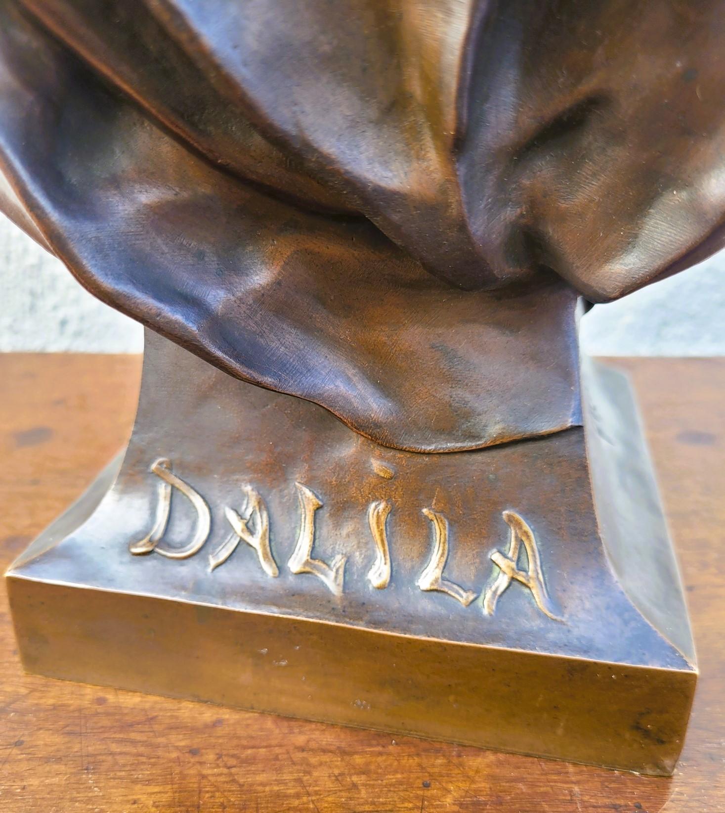 Dalila, scultura in bronzo patinato: busto di donna, molto espressivo e realistico del personaggio biblico

Dalila è un personaggio femminile noto nell'Antico Testamento, soprattutto per essere l'amante di Sansone, dotata di una forza straordinaria;