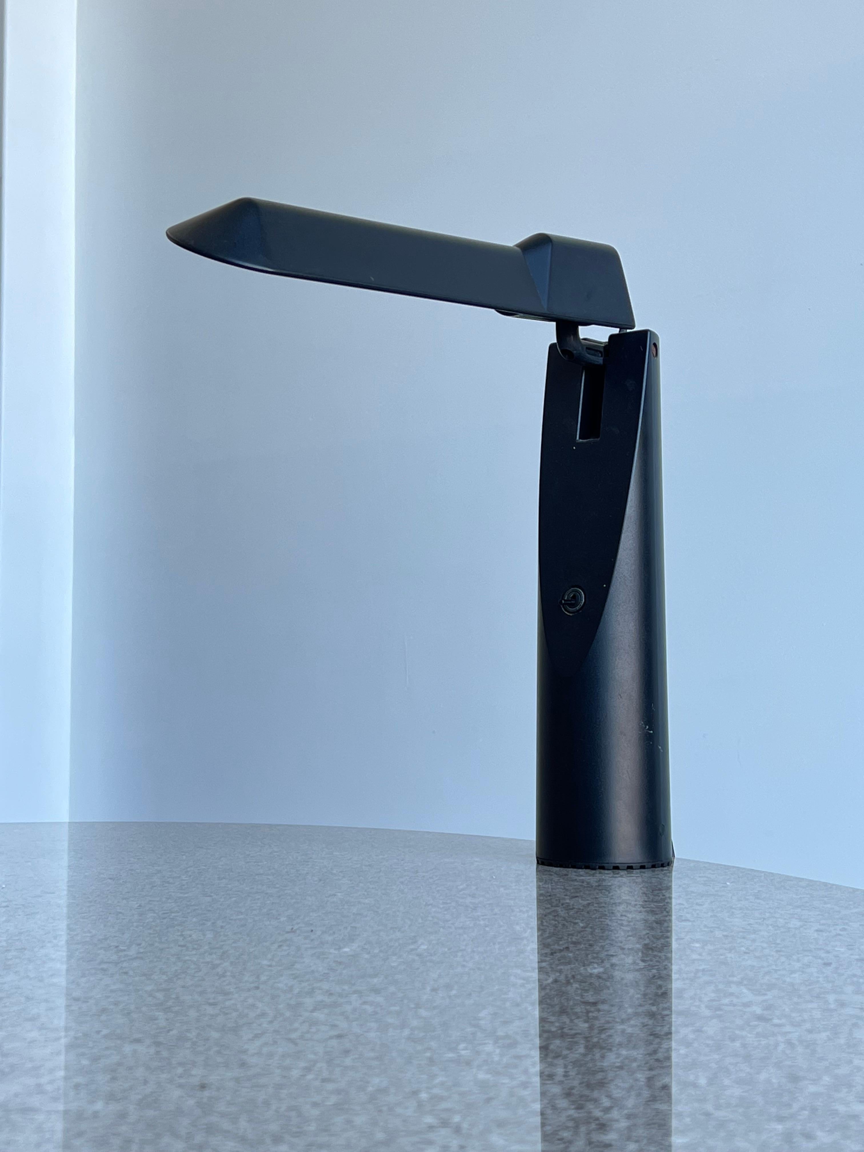 Lampe de table Picchio du designer japonais Isao Hosoe et fabriquée par Luxo Italiana en 1984.
Lampe de table élégante et fonctionnelle fabriquée en ABS. La partie supérieure de la lampe Picchio est entièrement réglable, elle comprend un réflecteur