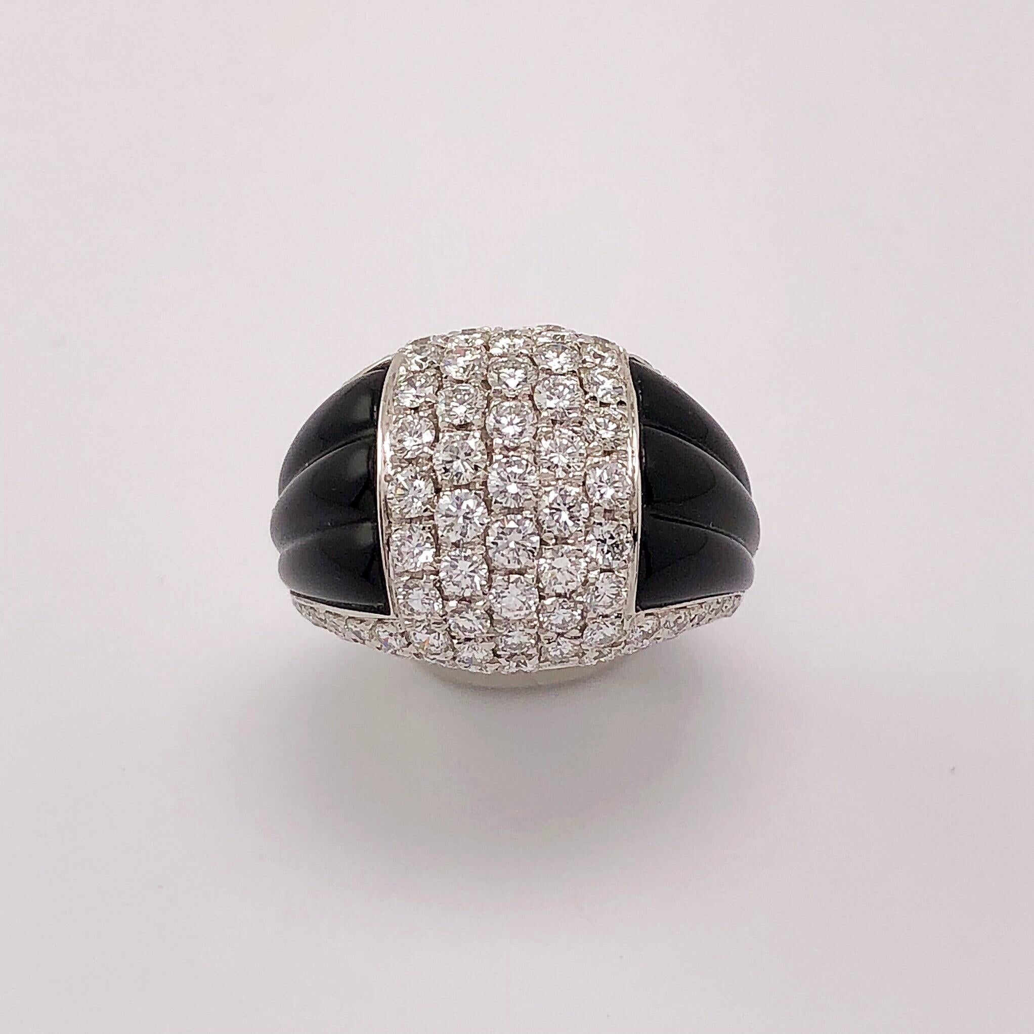 Cette magnifique bague en diamant en or blanc 18 kt. est fabriquée à la main par le célèbre designer italien Picchiotti.
Méticuleusement serti de 1,94 carats de fins diamants blancs brillants, flanqué d'onyx noir cannelé sculpté à la main.
Bague