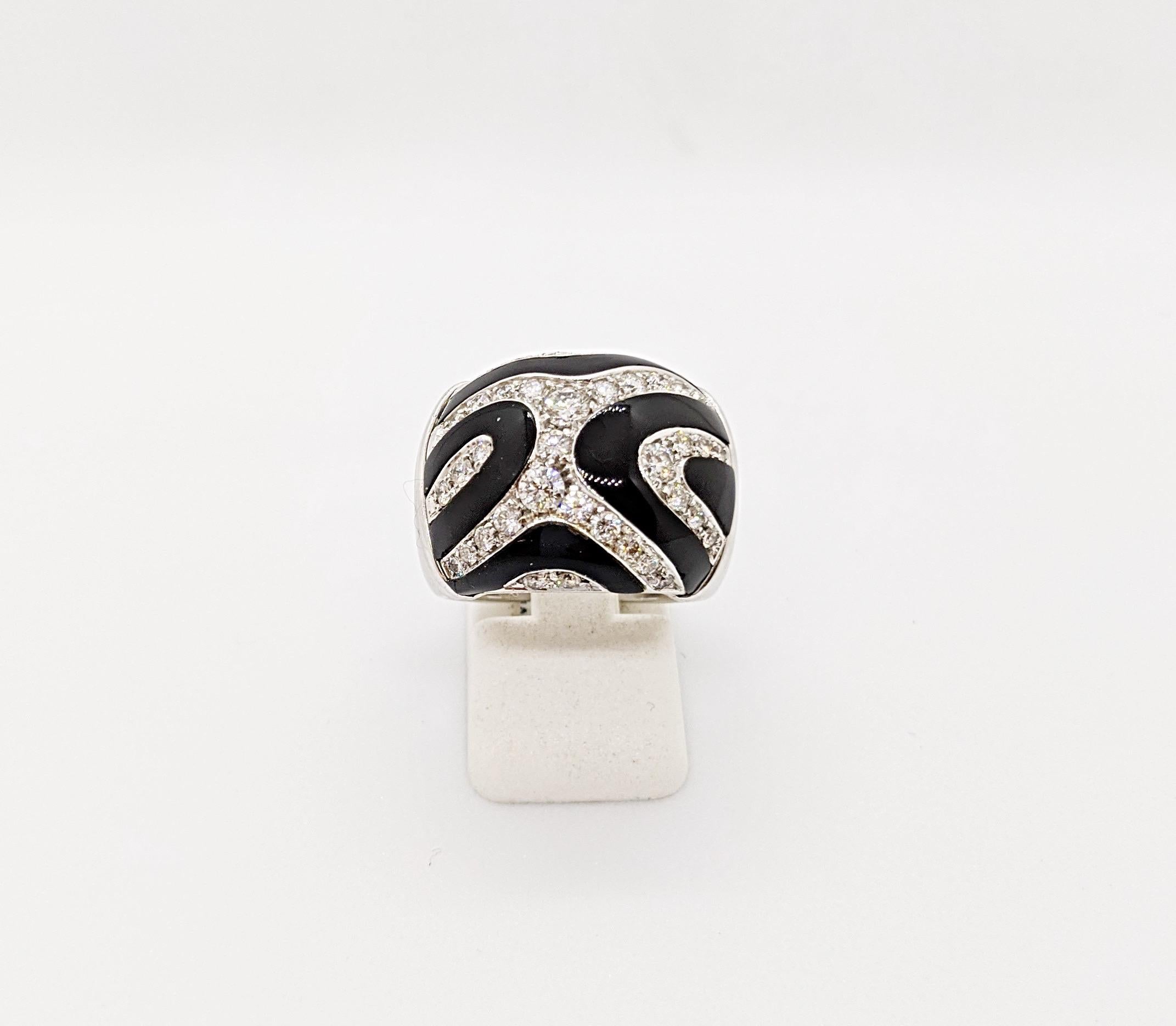 Entworfen von Giuseppe Picchiotti, dem Meister des Handwerks,  dieser glamouröse Ring ist das perfekte Beispiel für klassisch, cool und ausgefallen zugleich. Wirbel aus schwarzem Onyx und gepflasterte Diamanten bilden das Tigermuster.  Die Diamant-