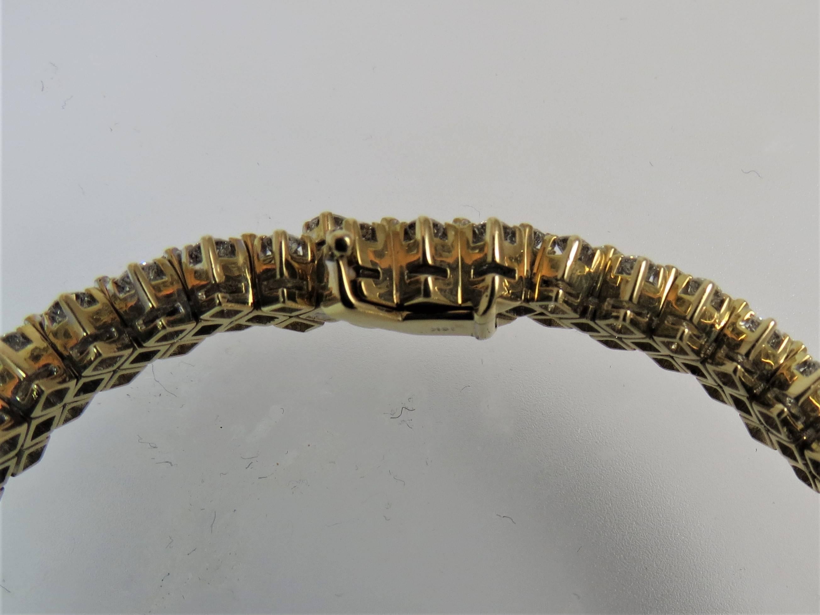 Taille ronde Picchiotti Bracelet à trois rangées de diamants en or jaune 18 carats en vente