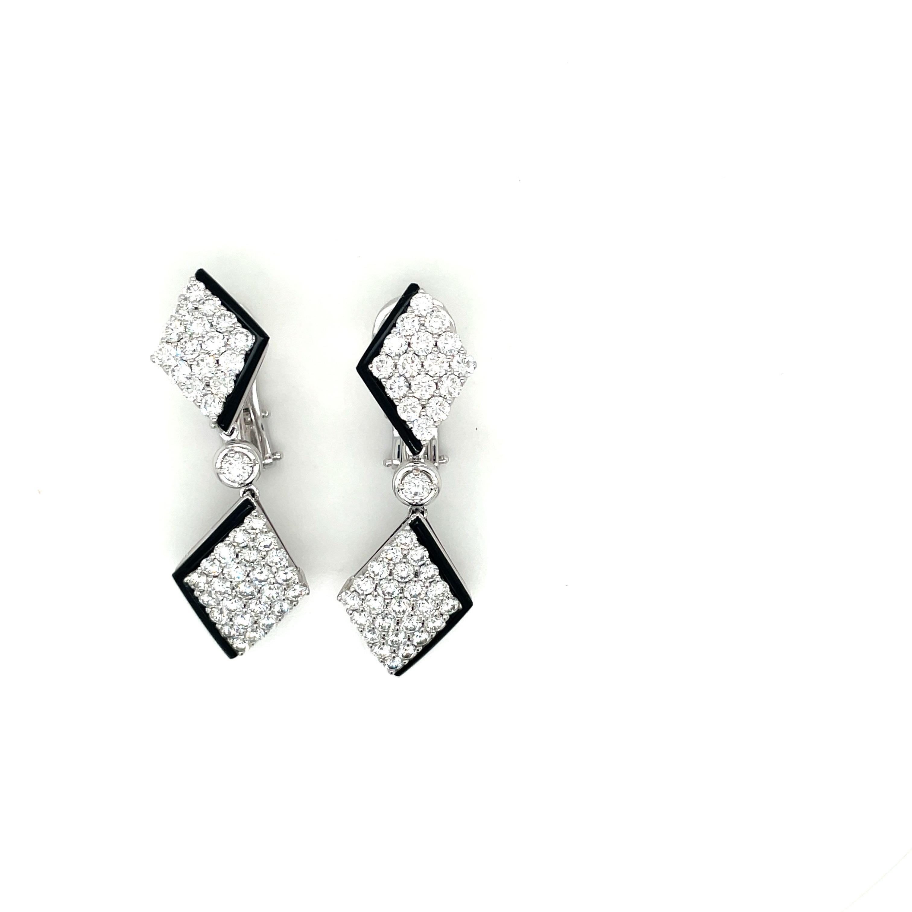 Picchiotti, boucles d'oreilles pendantes en or blanc 18 carats, diamants 4,40 carats et onyx noir Neuf - En vente à New York, NY