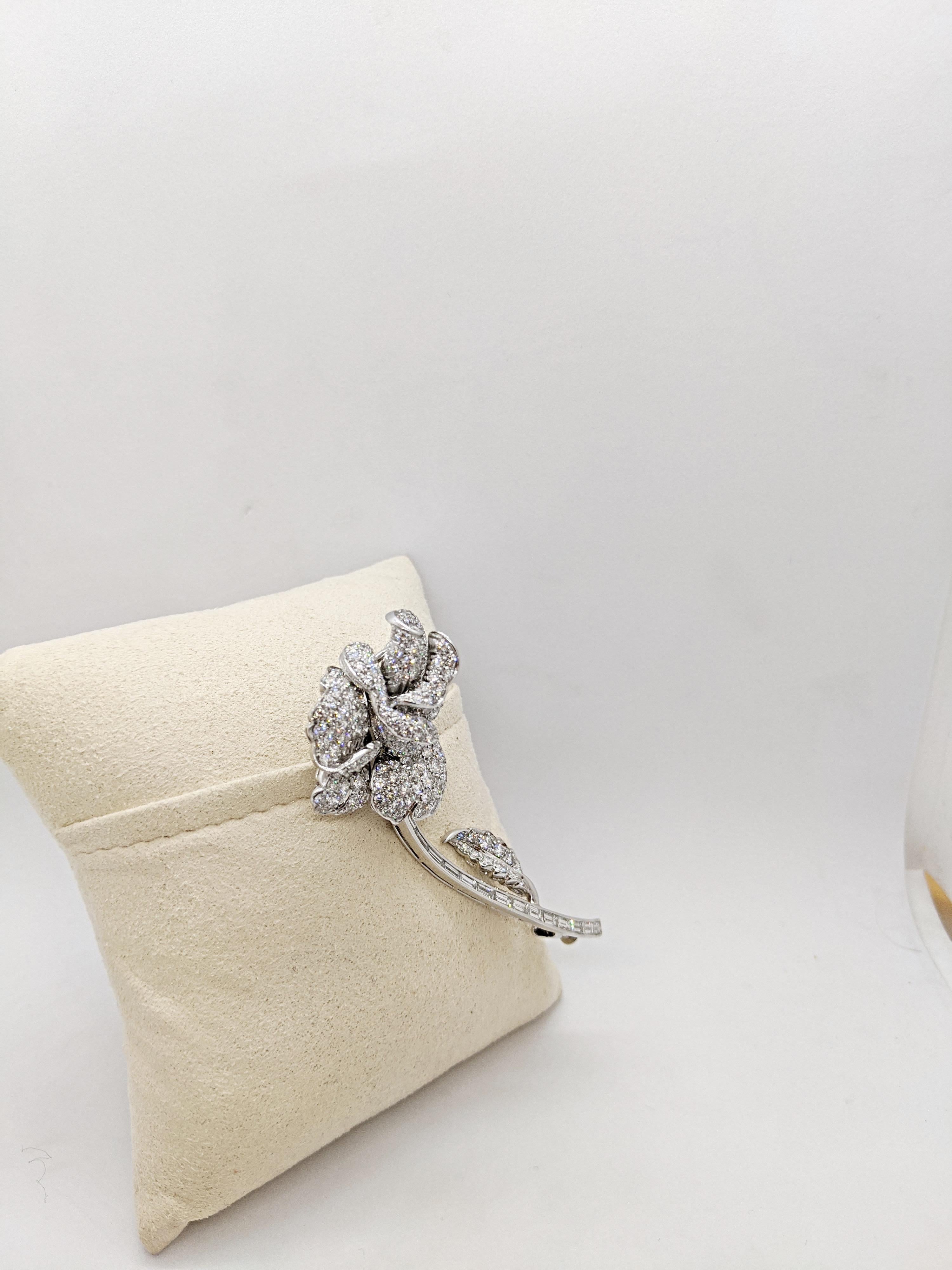 Taille ronde Picchiotti Broche rose en or blanc 18 carats et diamants de 5,30 carats en vente