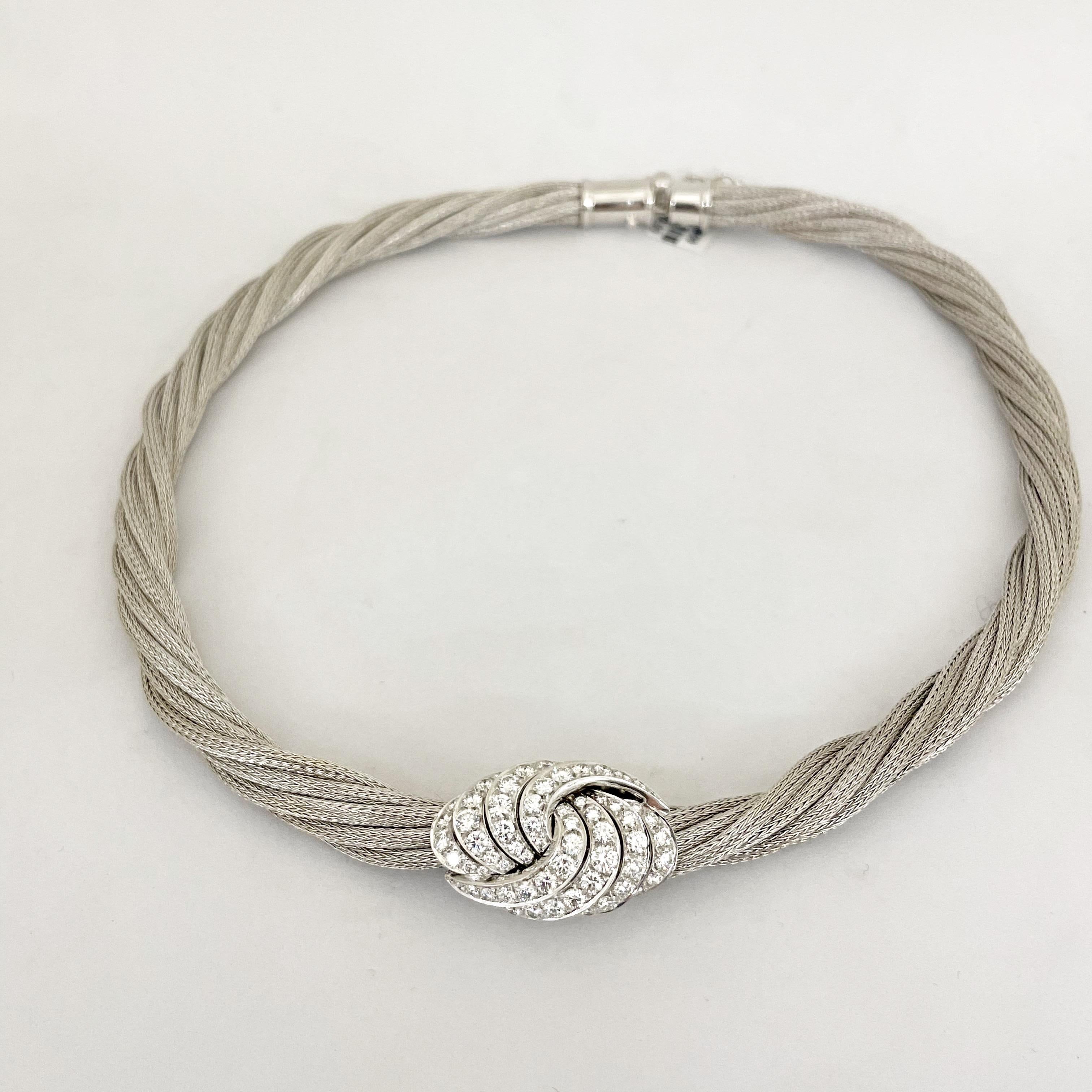 Conçu par le célèbre designer italien Guiseppe Picchiotti, ce collier ras du cou est un parfait exemple de son travail détaillé et de son style intemporel. Le tour de cou est conçu avec des chaînes de corde torsadées en or blanc mat 18 carats. Le
