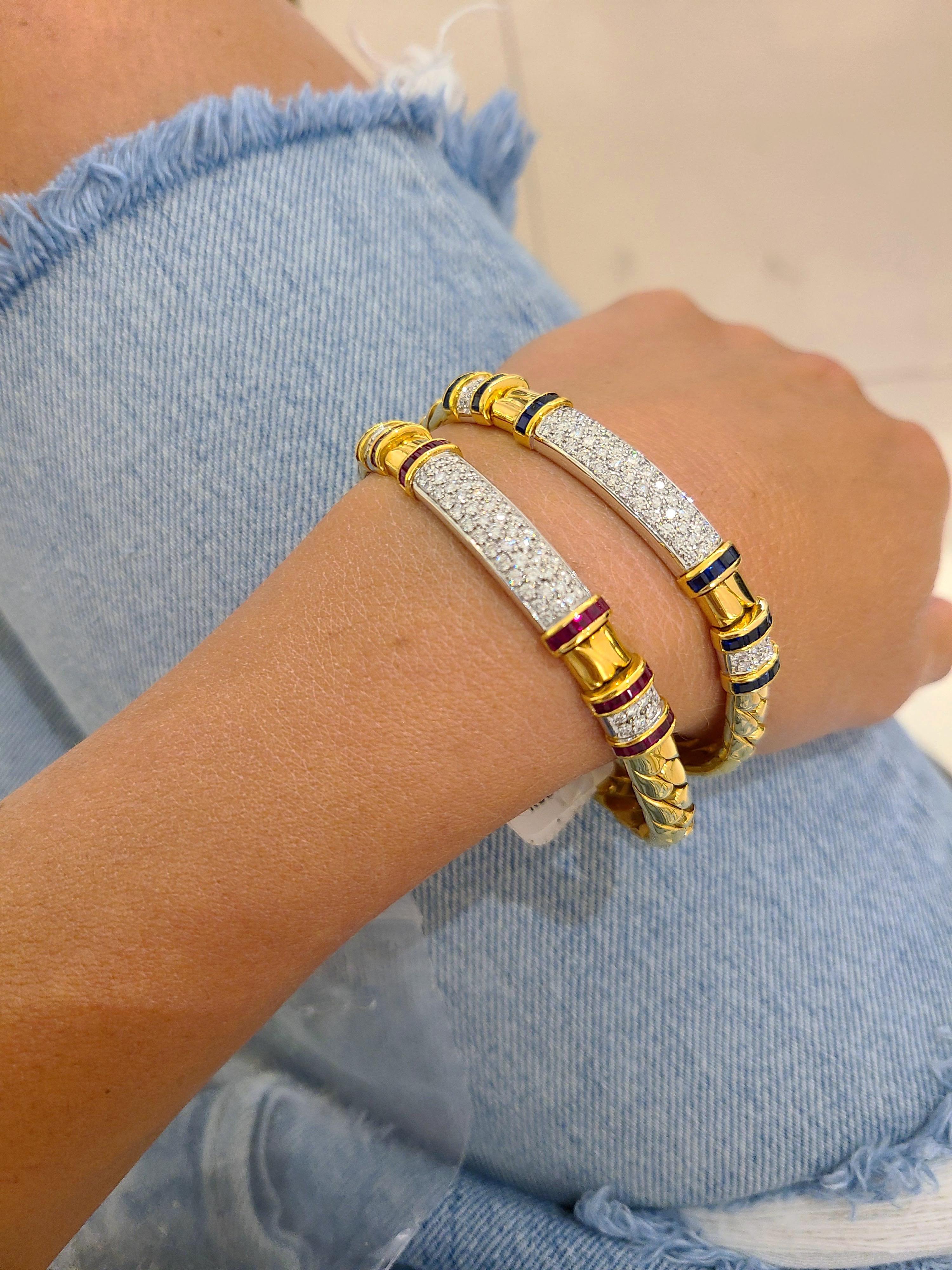 Conçu par le maître artisan Giuseppe Picchiotti, ce bracelet Gourmette saphirs et diamants est un parfait exemple de pièce classique. bracelet à maillons en or jaune et blanc 18KT. avec diamants pavés et saphirs bleus taillés au calibre.
Saphirs