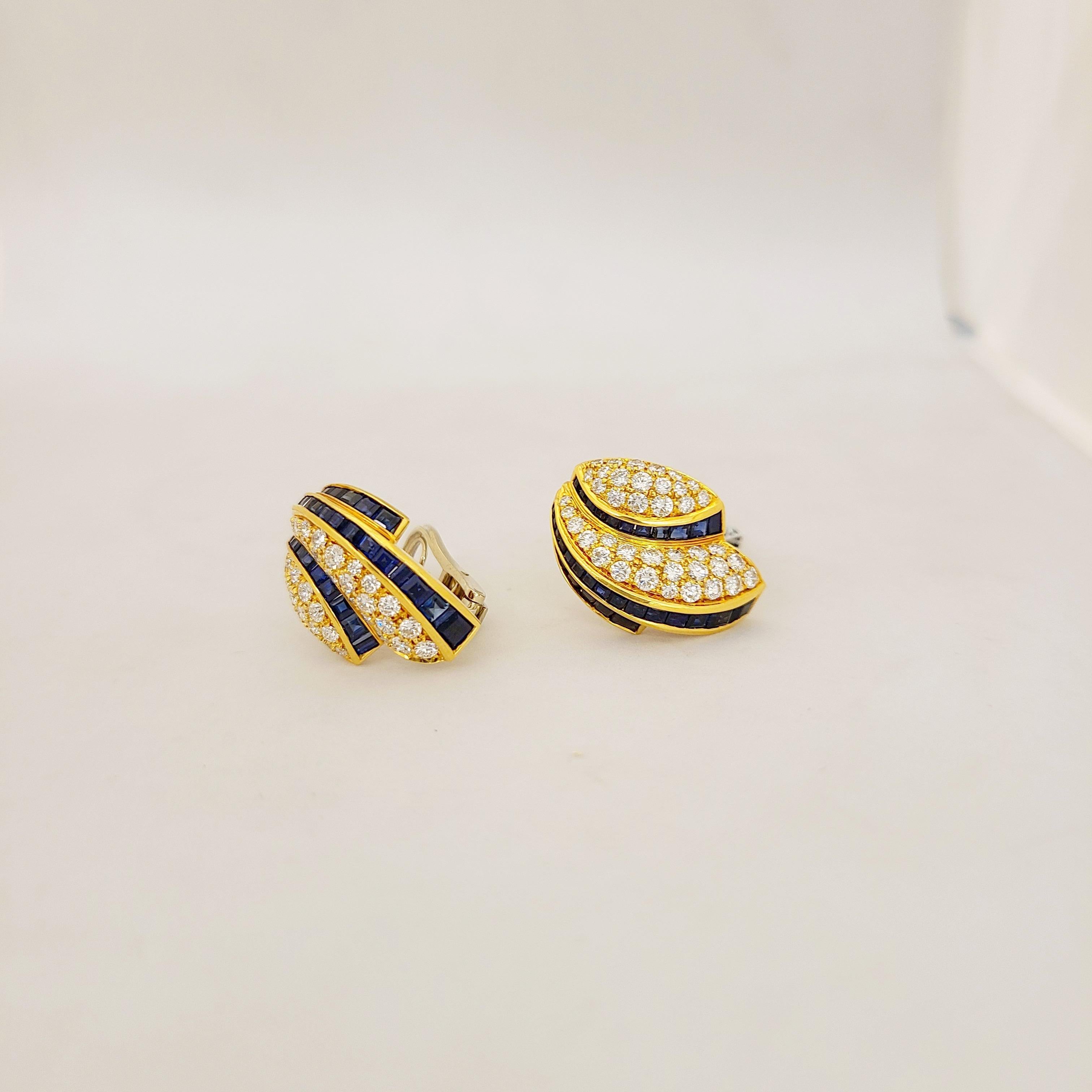 Taille baguette Picchiotti Boucles d'oreilles en or 18 carats avec saphirs de 4,58 carats et diamants de 2,32 carats en vente