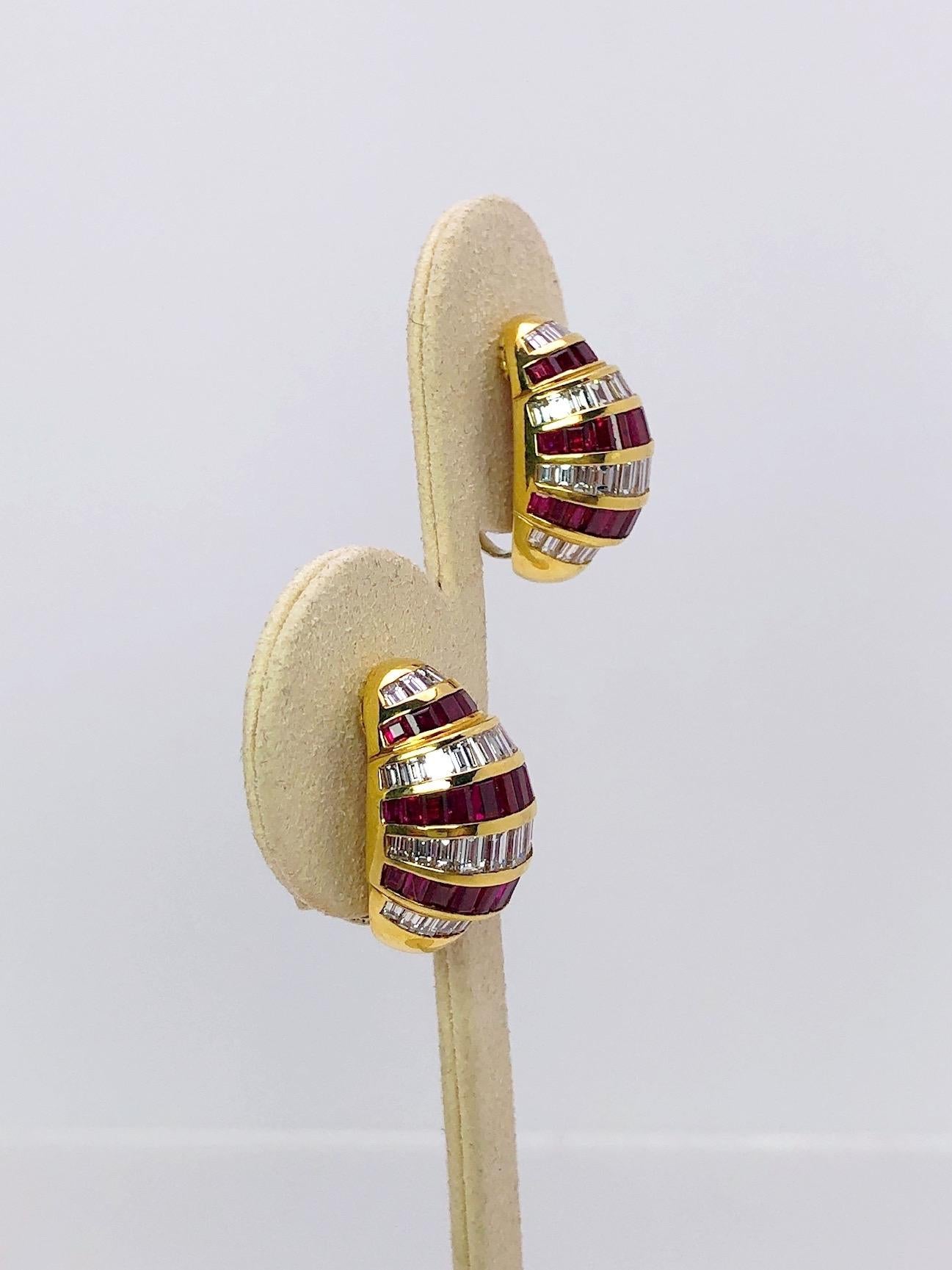 Taille baguette Boucles d'oreilles bombées Picchiotti en or 18 carats, rubis de 5,64 carats et diamants de 4,59 carats en vente