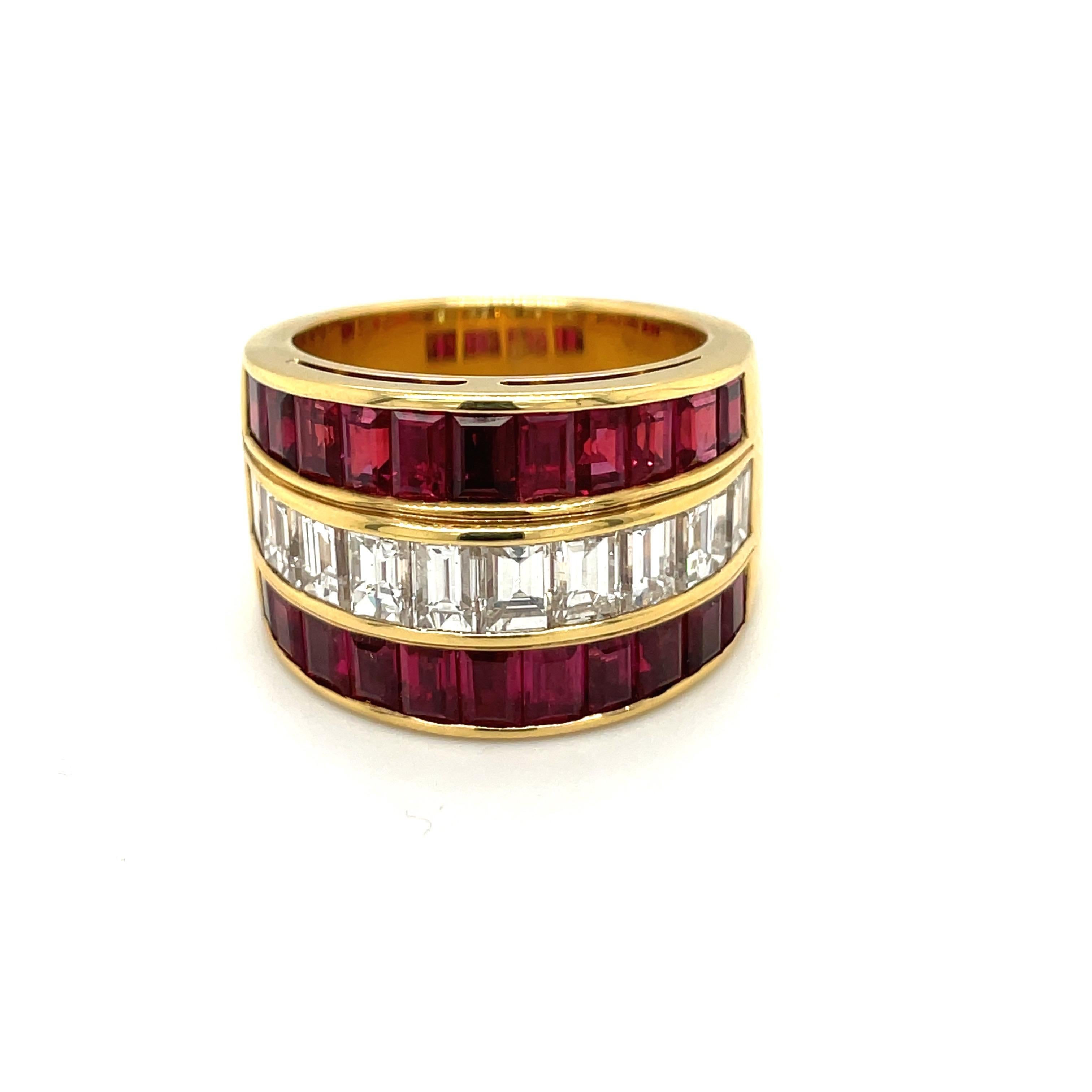 Conçu par le maître artisan Giuseppe Picchiotti . Cellini NYC présente cette bague à anneau en or jaune 18 carats magnifiquement sertie d'une rangée centrale de  diamants taille baguette, et 2 rangées de rubis taille baguette. L'anneau mesure 14 mm